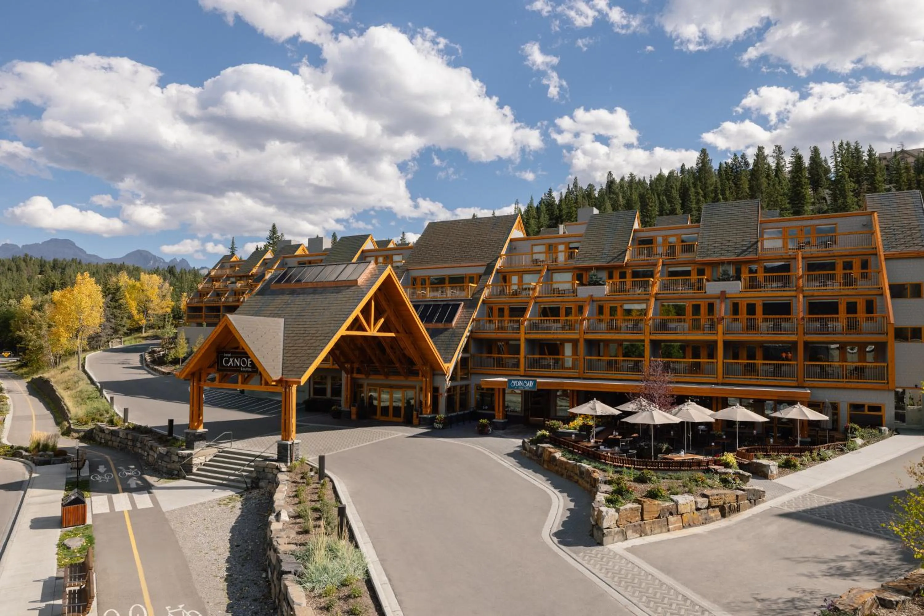 Facade/entrance in Hotel Canoe and Suites