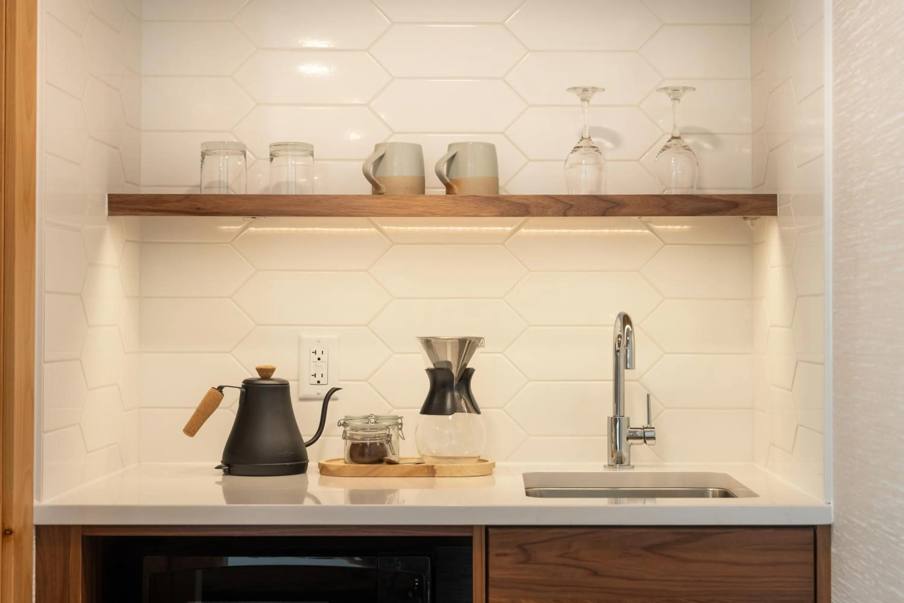 Coffee/tea facilities in Hotel Canoe and Suites