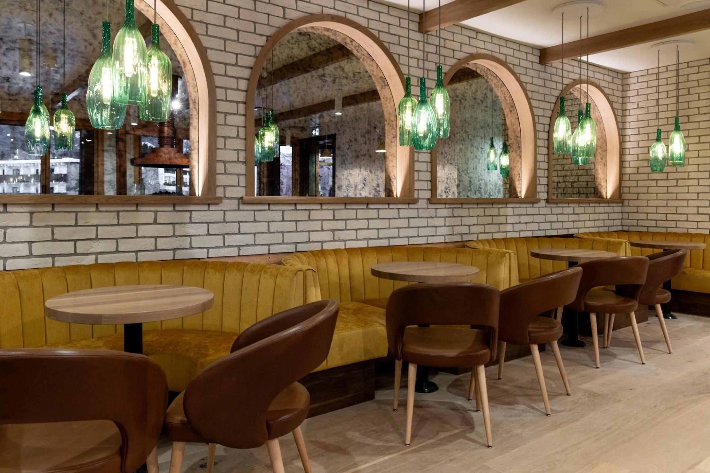 Restaurant/places to eat in Hotel Canoe and Suites