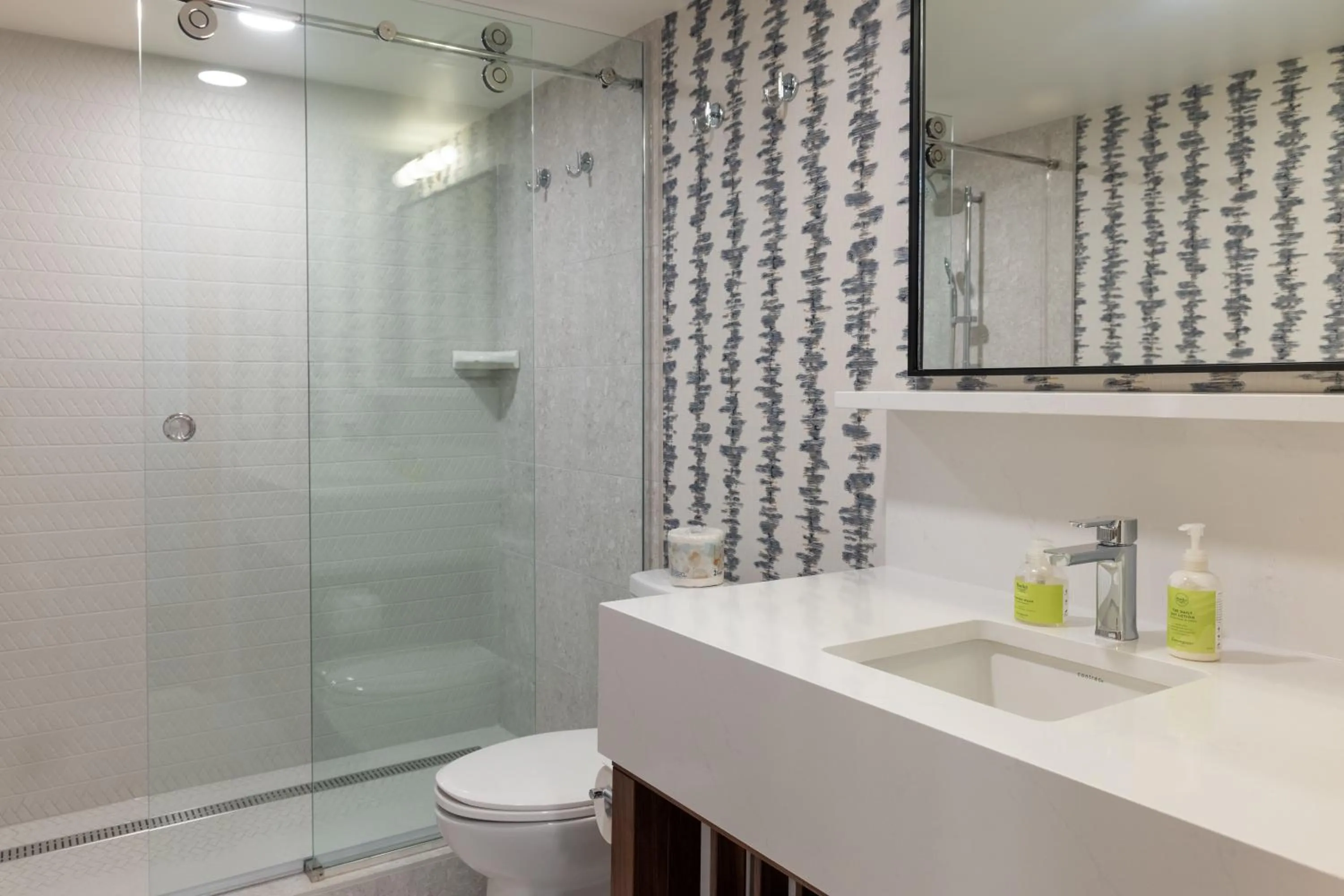 Shower in Hotel Canoe and Suites