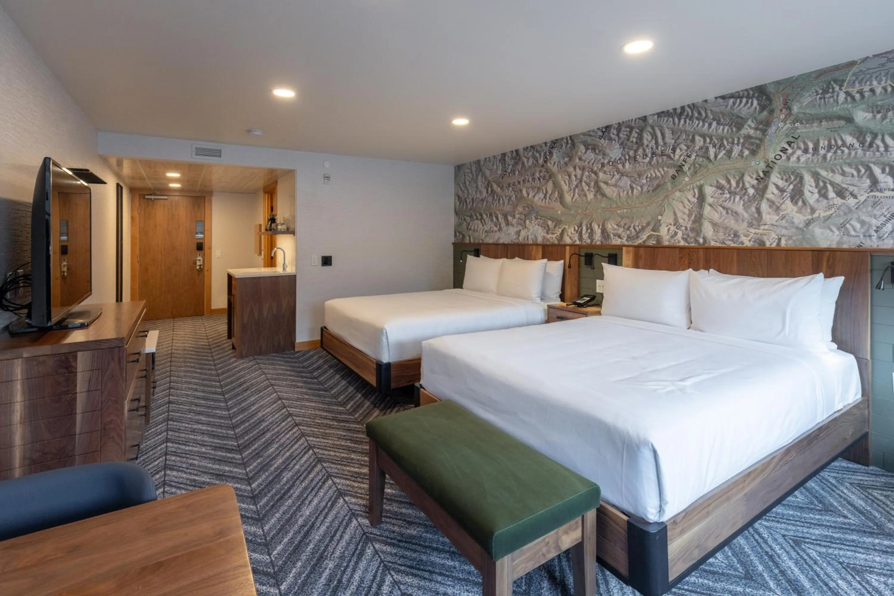 Photo of the whole room, Bed in Hotel Canoe and Suites