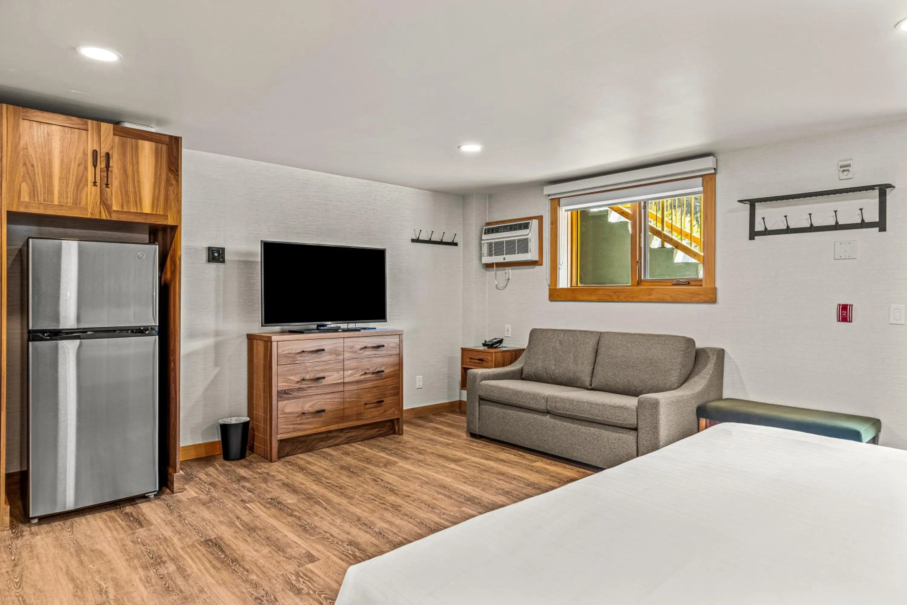 Seating area, Bed in Hotel Canoe and Suites