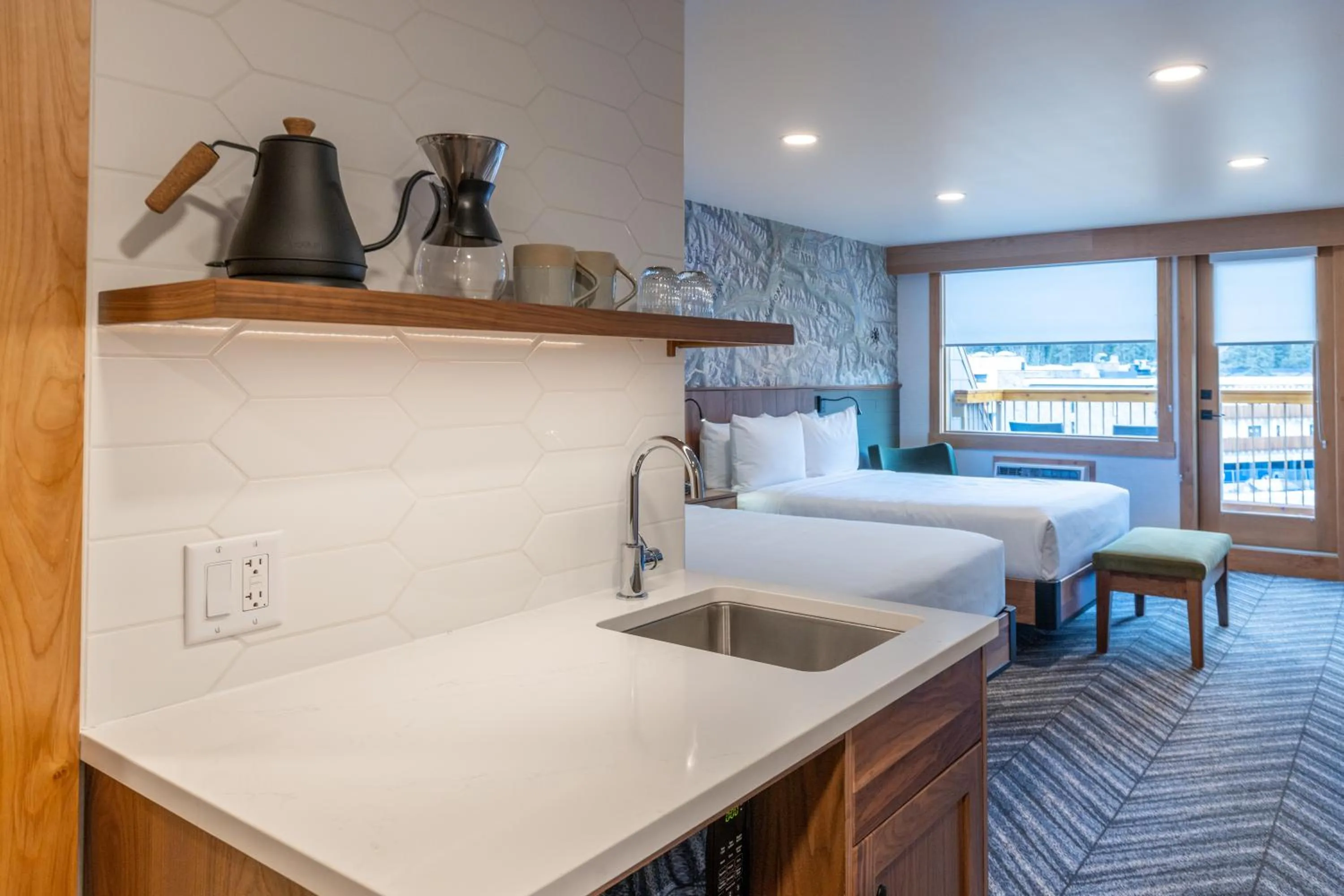 Kitchen or kitchenette, Bed in Hotel Canoe and Suites
