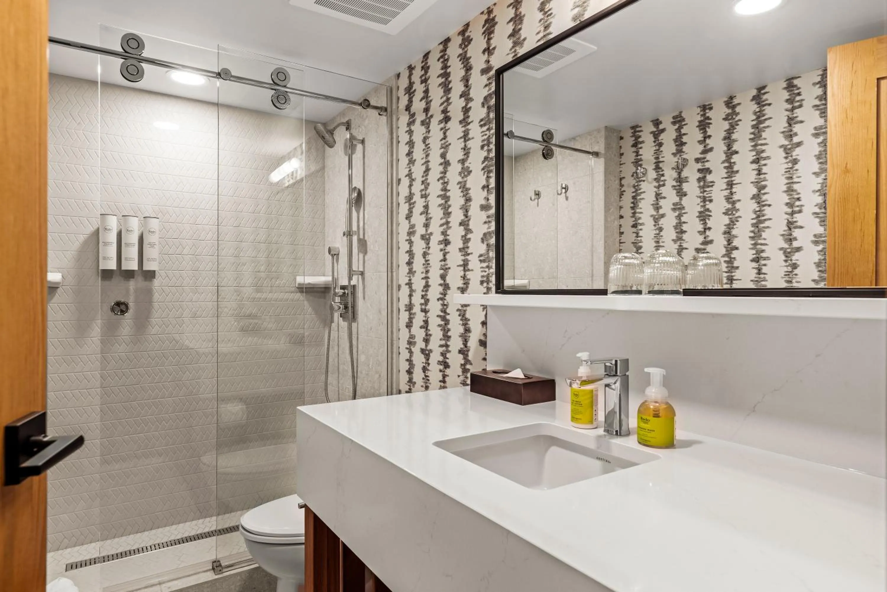 Bathroom in Hotel Canoe and Suites