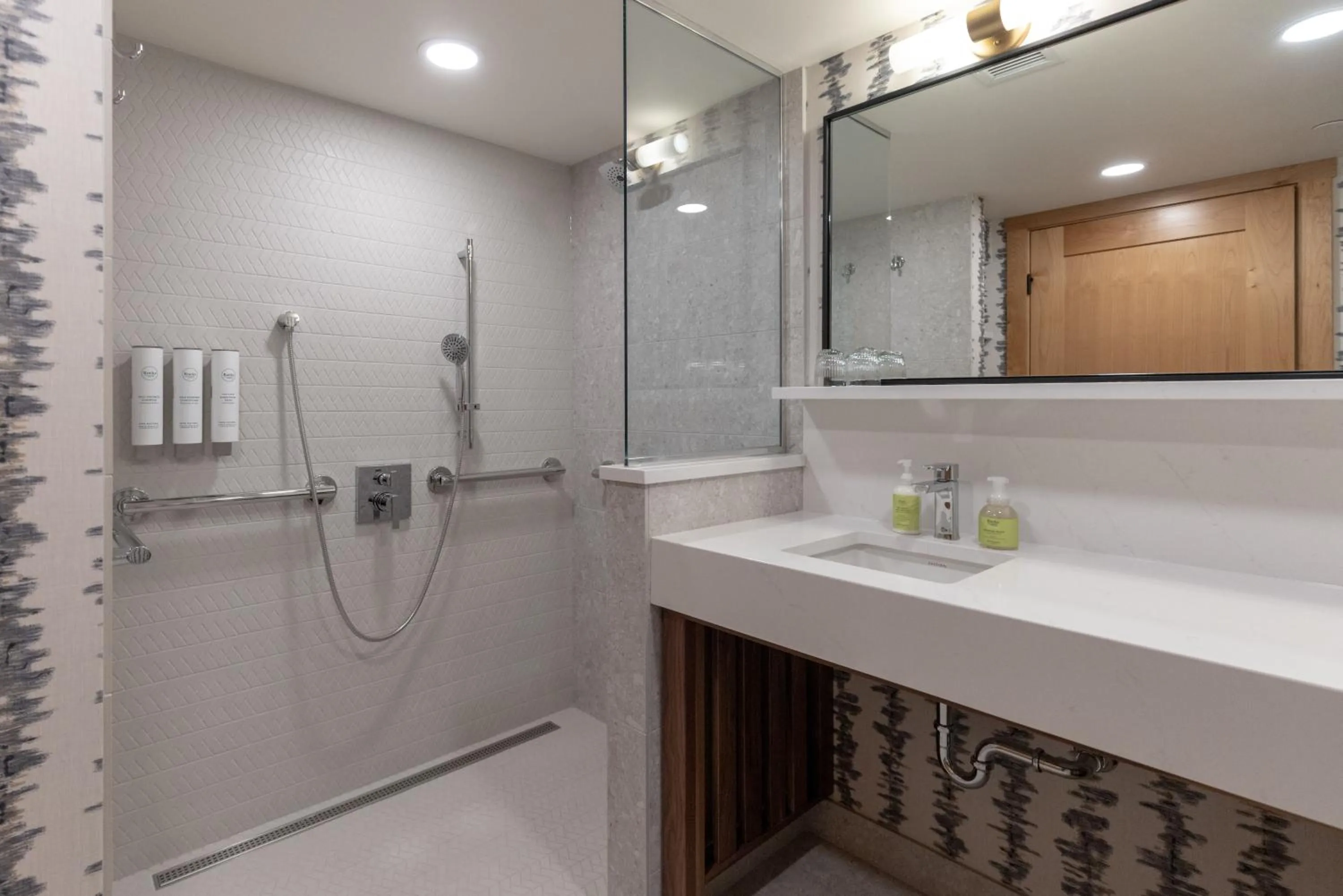 Bathroom in Hotel Canoe and Suites