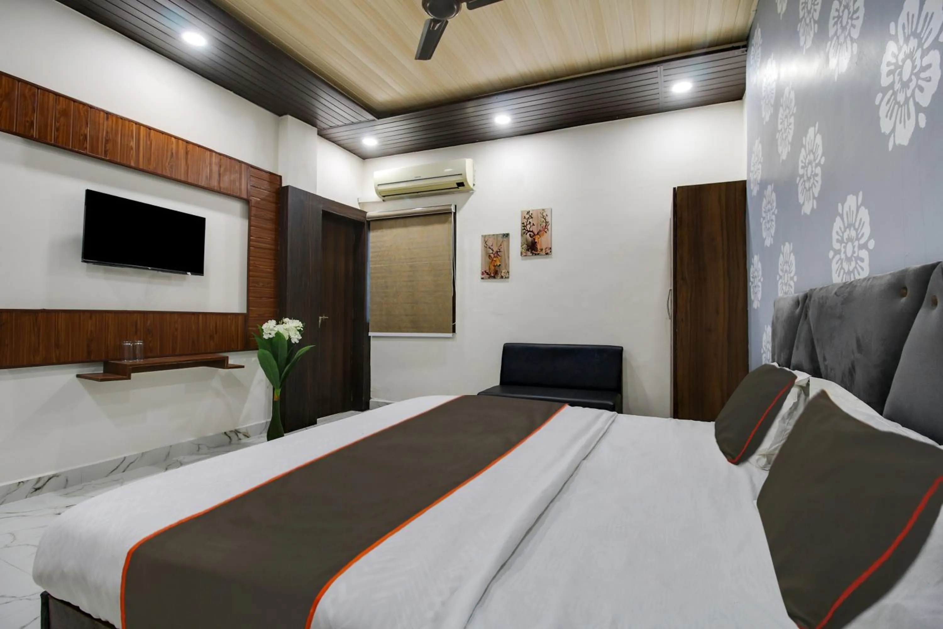 Bedroom in Hotel O by OYO Sawariya Regency