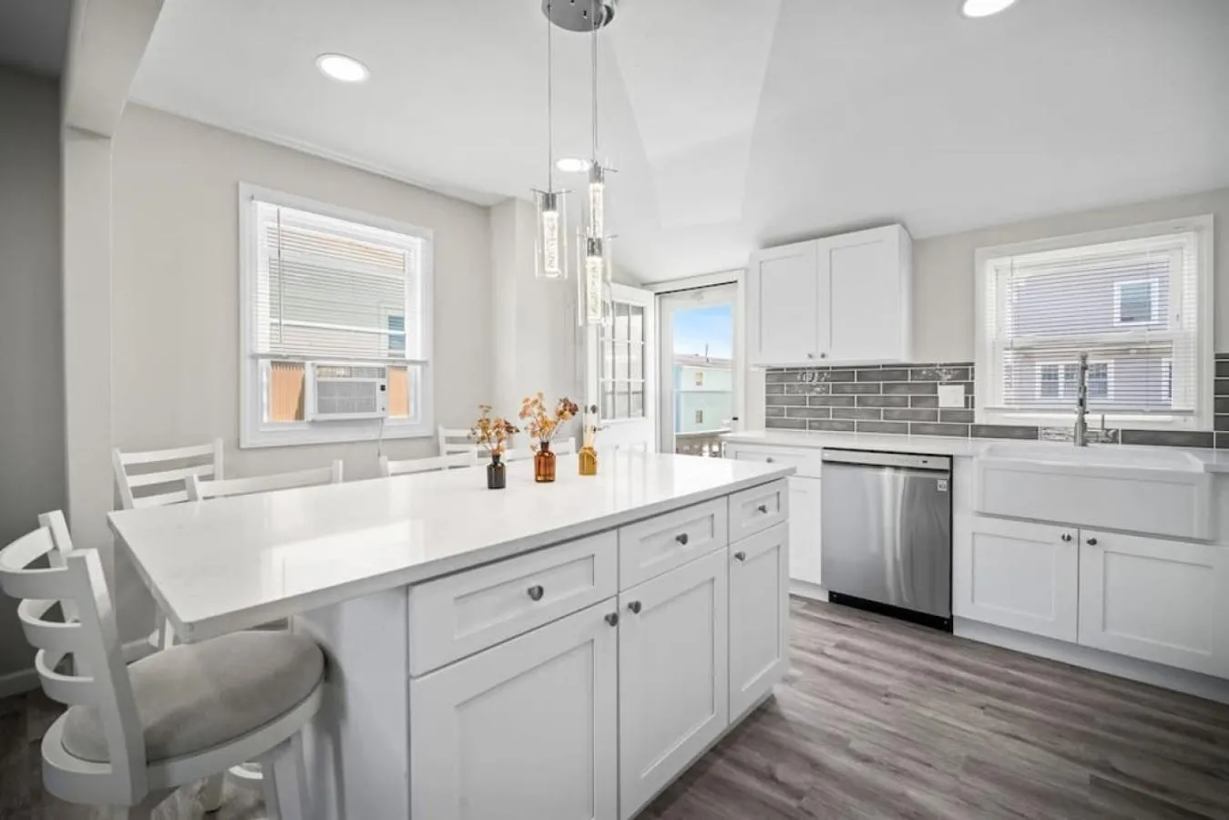 Kitchen or kitchenette in Full House 2 Blocks from Beach