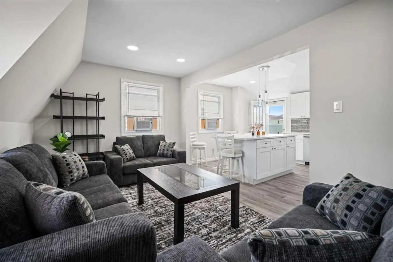 Seating area in Full House 2 Blocks from Beach