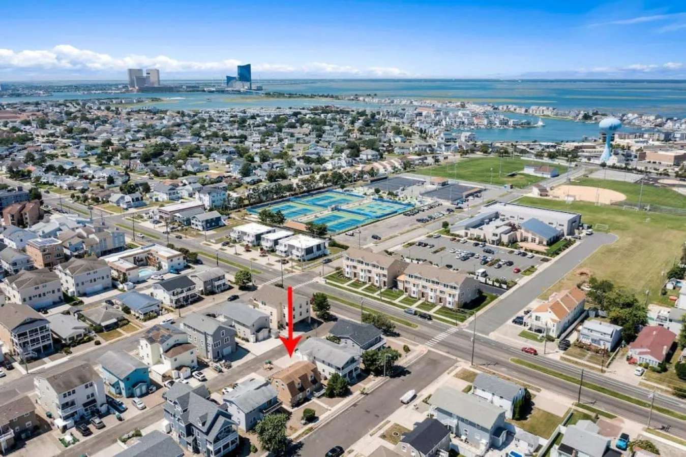 Neighbourhood in Full House 2 Blocks from Beach