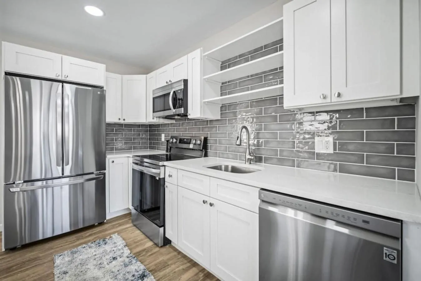 Kitchen or kitchenette in Full House 2 Blocks from Beach
