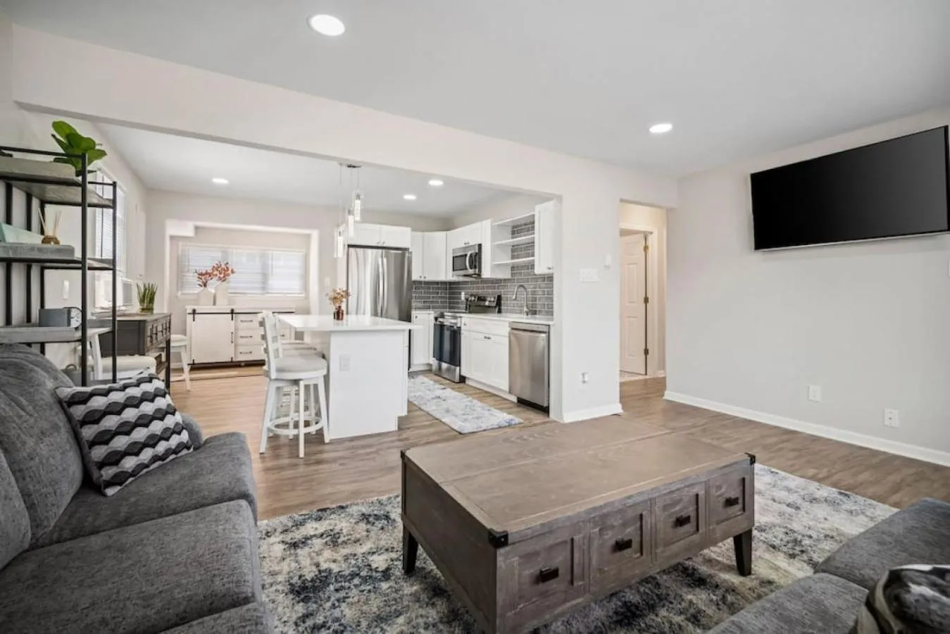 Living room in Full House 2 Blocks from Beach