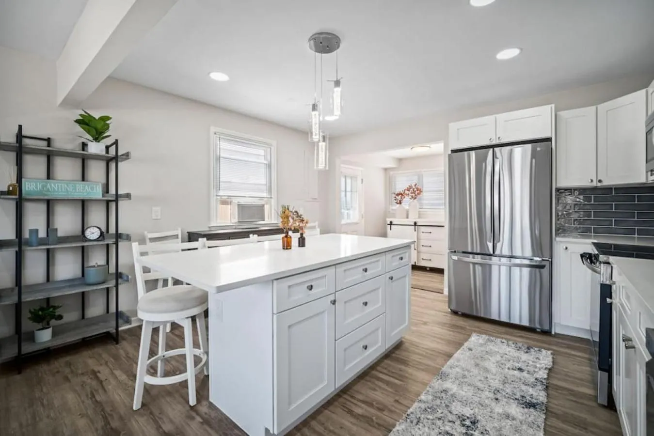 Kitchen or kitchenette in Full House 2 Blocks from Beach