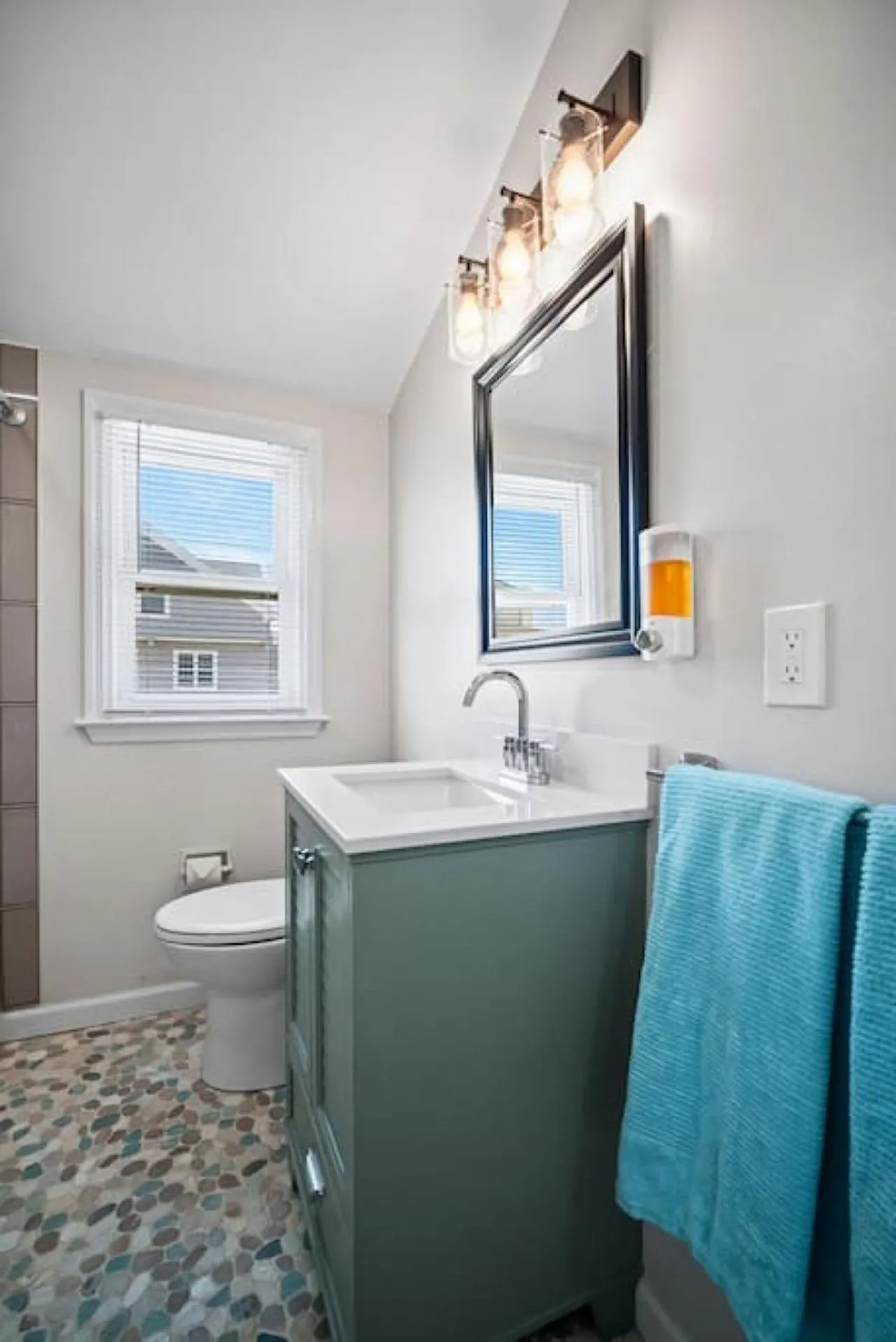 Bathroom in Full House 2 Blocks from Beach