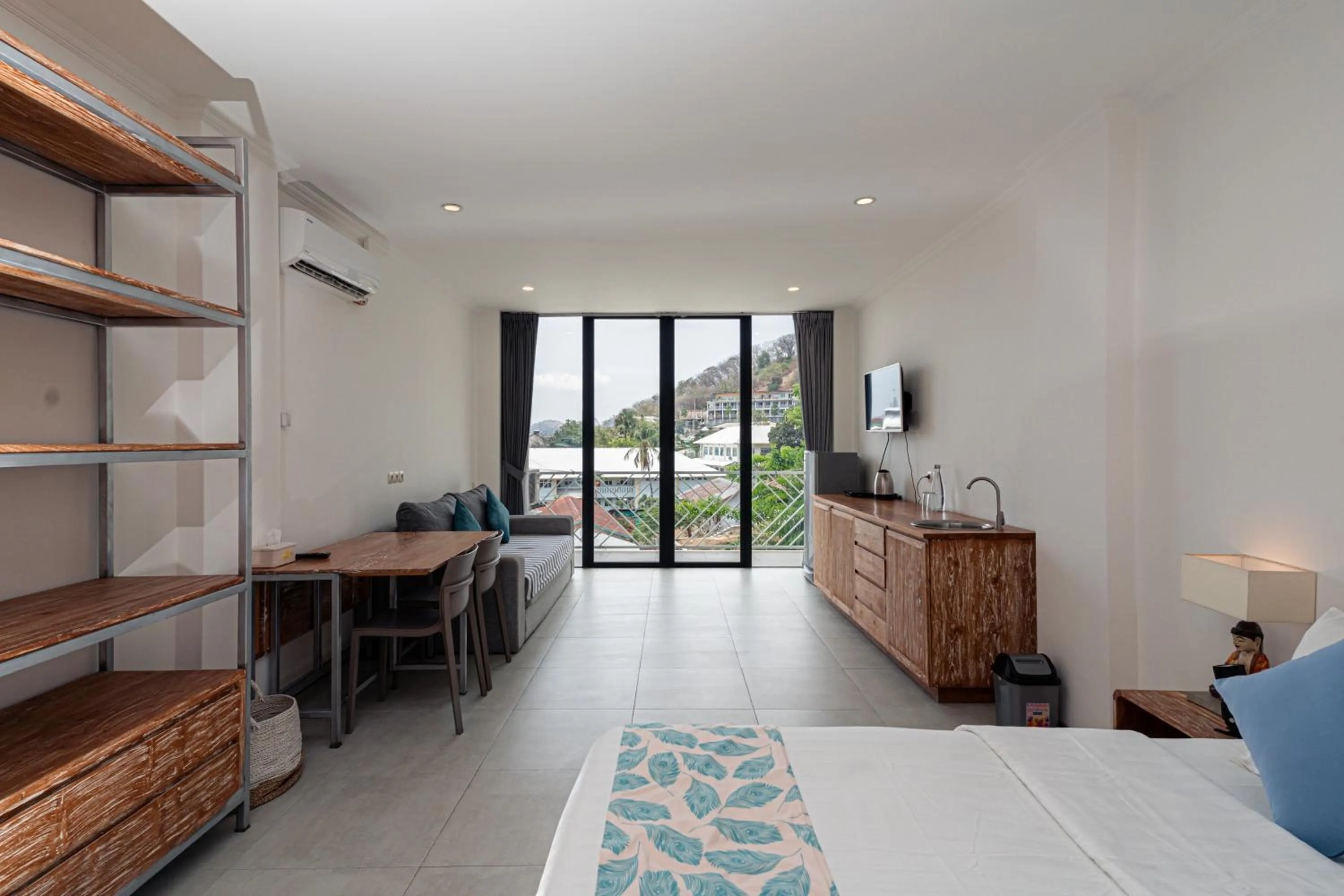 TV and multimedia, Bed in Komodo Suites Downtown