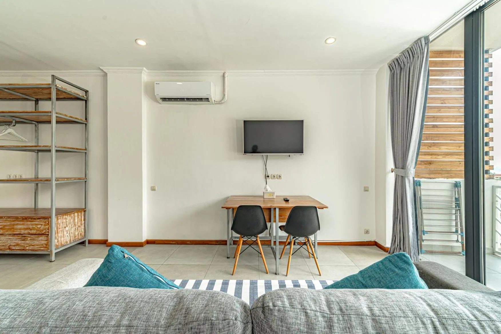TV and multimedia, Bed in Komodo Suites Downtown