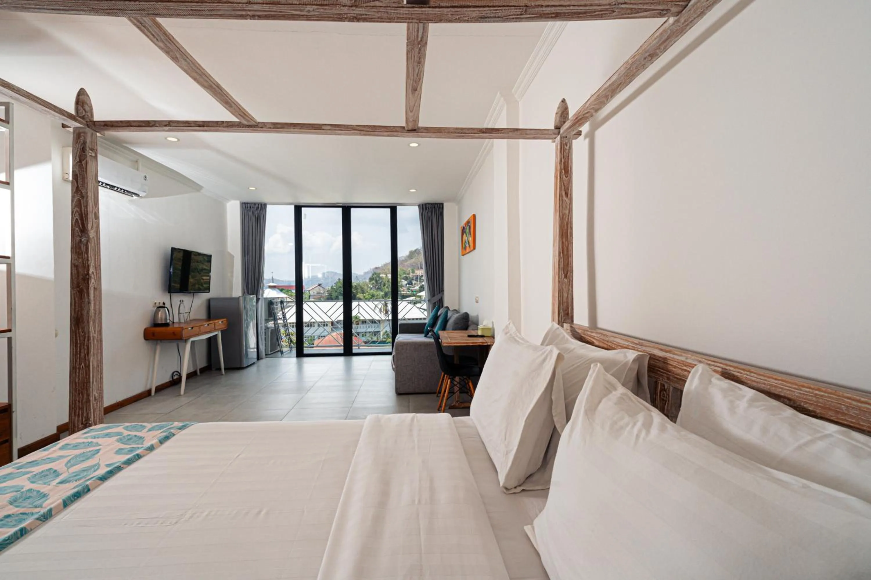 TV and multimedia, Bed in Komodo Suites Downtown