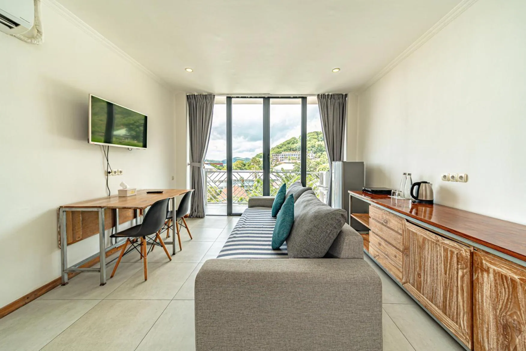 TV and multimedia in Komodo Suites Downtown