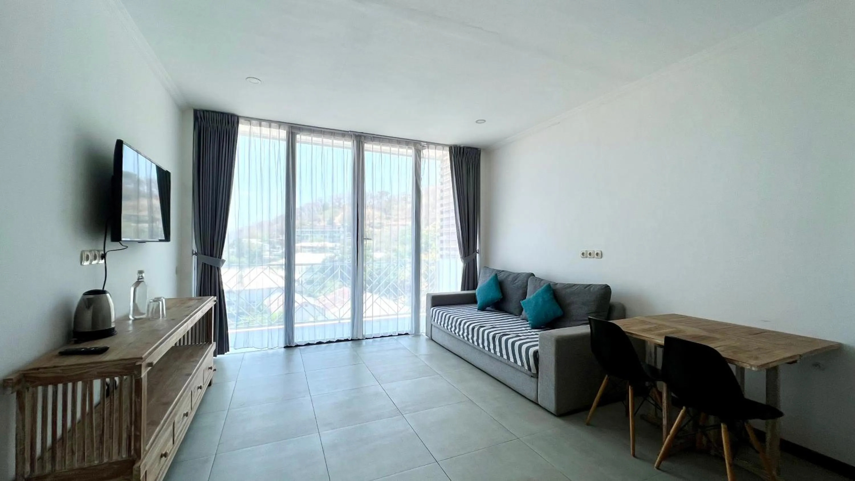 TV and multimedia in Komodo Suites Downtown