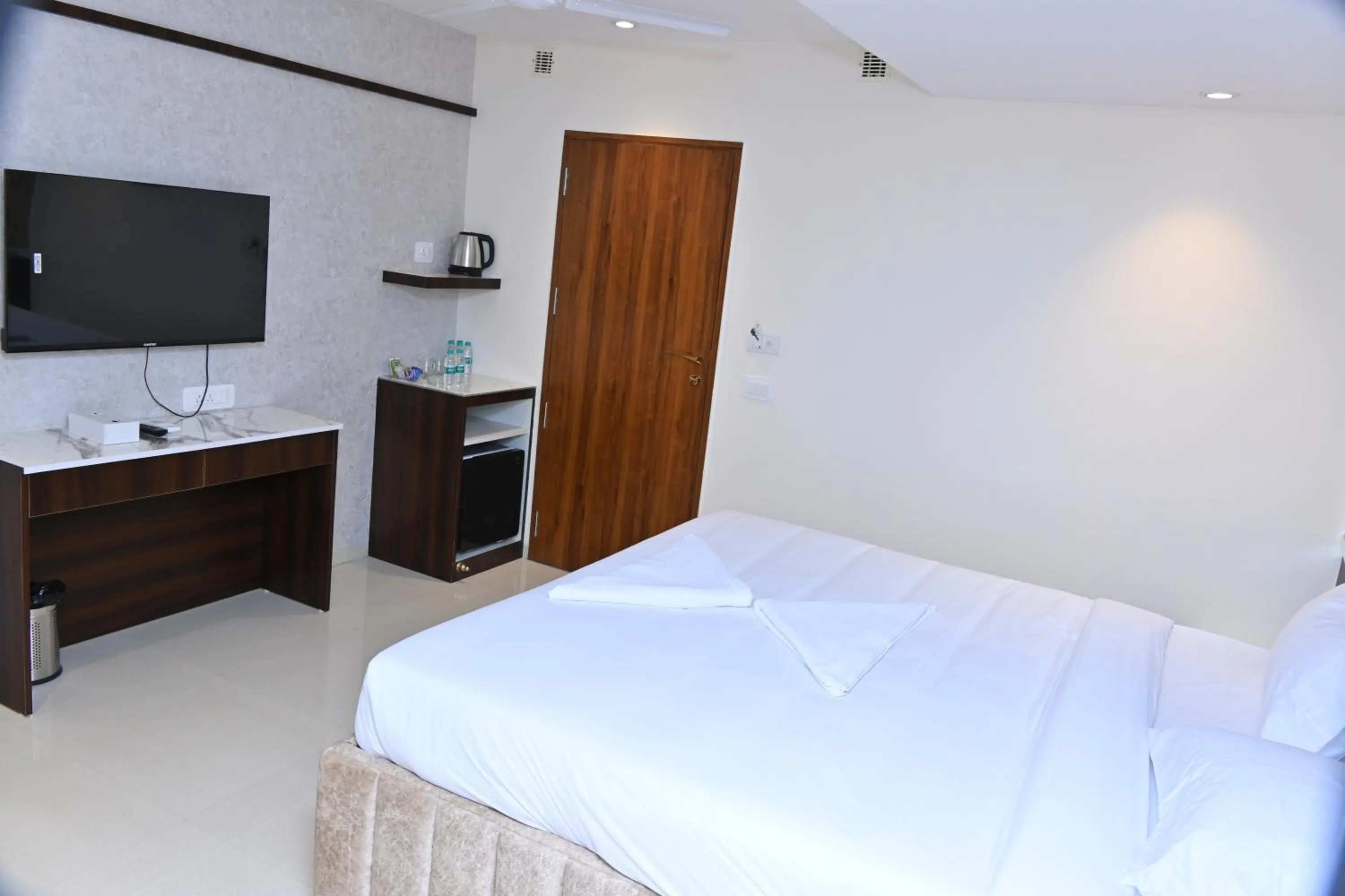 Photo of the whole room, Bed in Grand Manor Suites