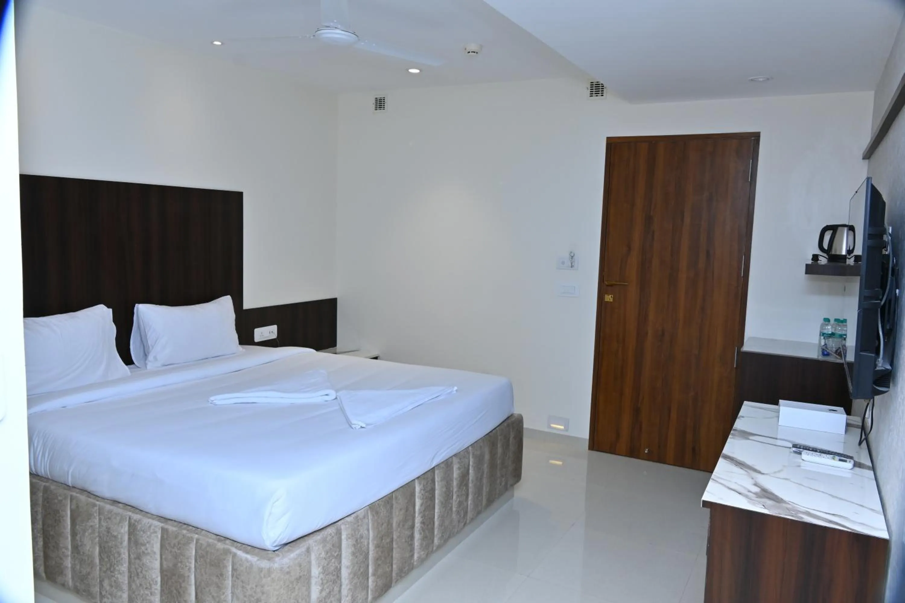 Photo of the whole room, Bed in Grand Manor Suites