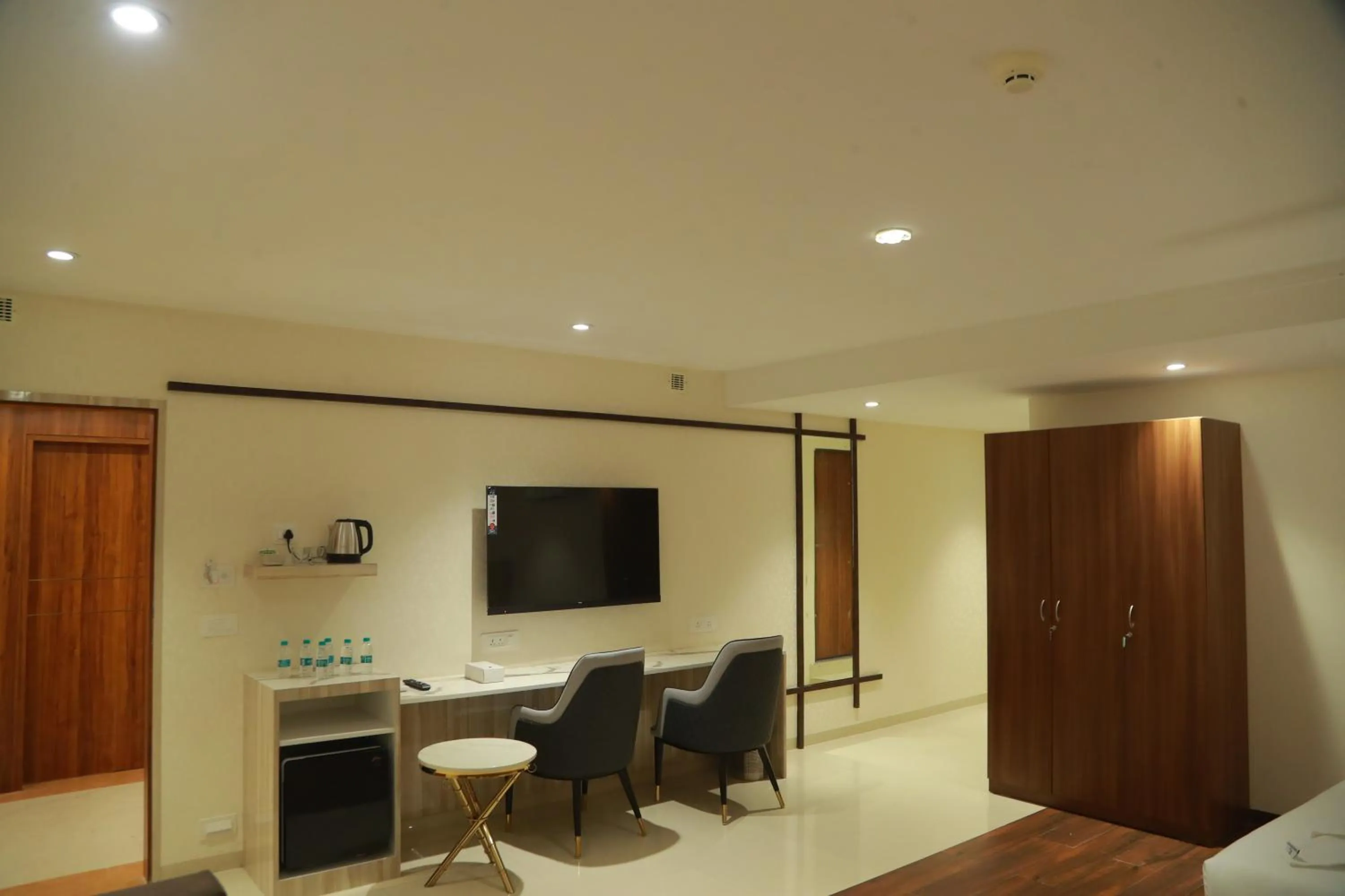 TV and multimedia in Grand Manor Suites