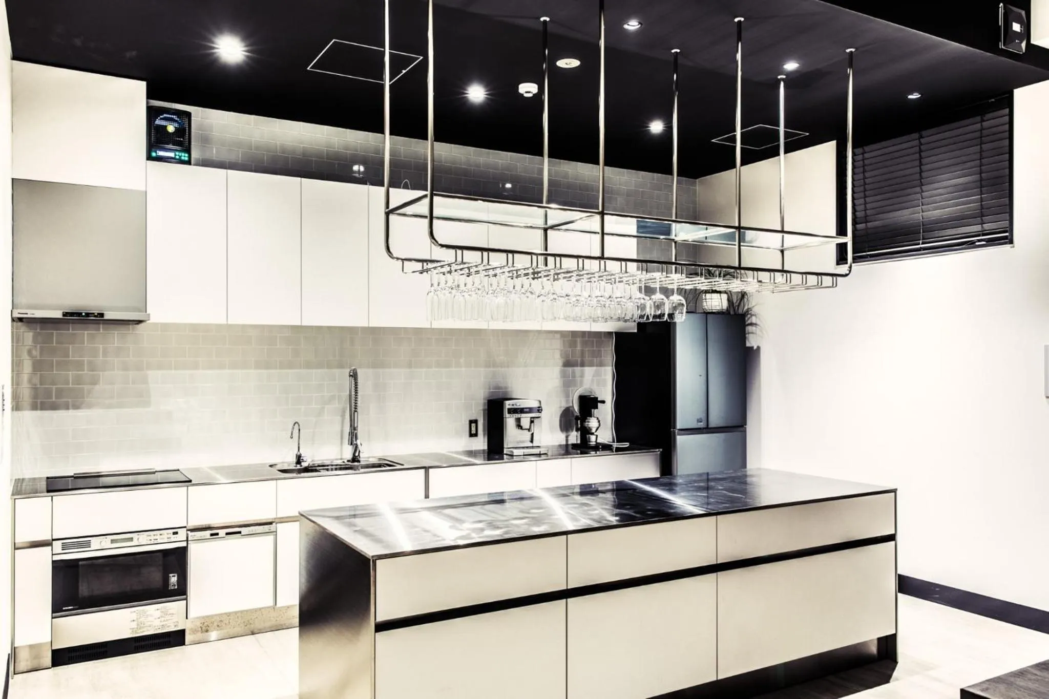 dishwasher in H HOTEL