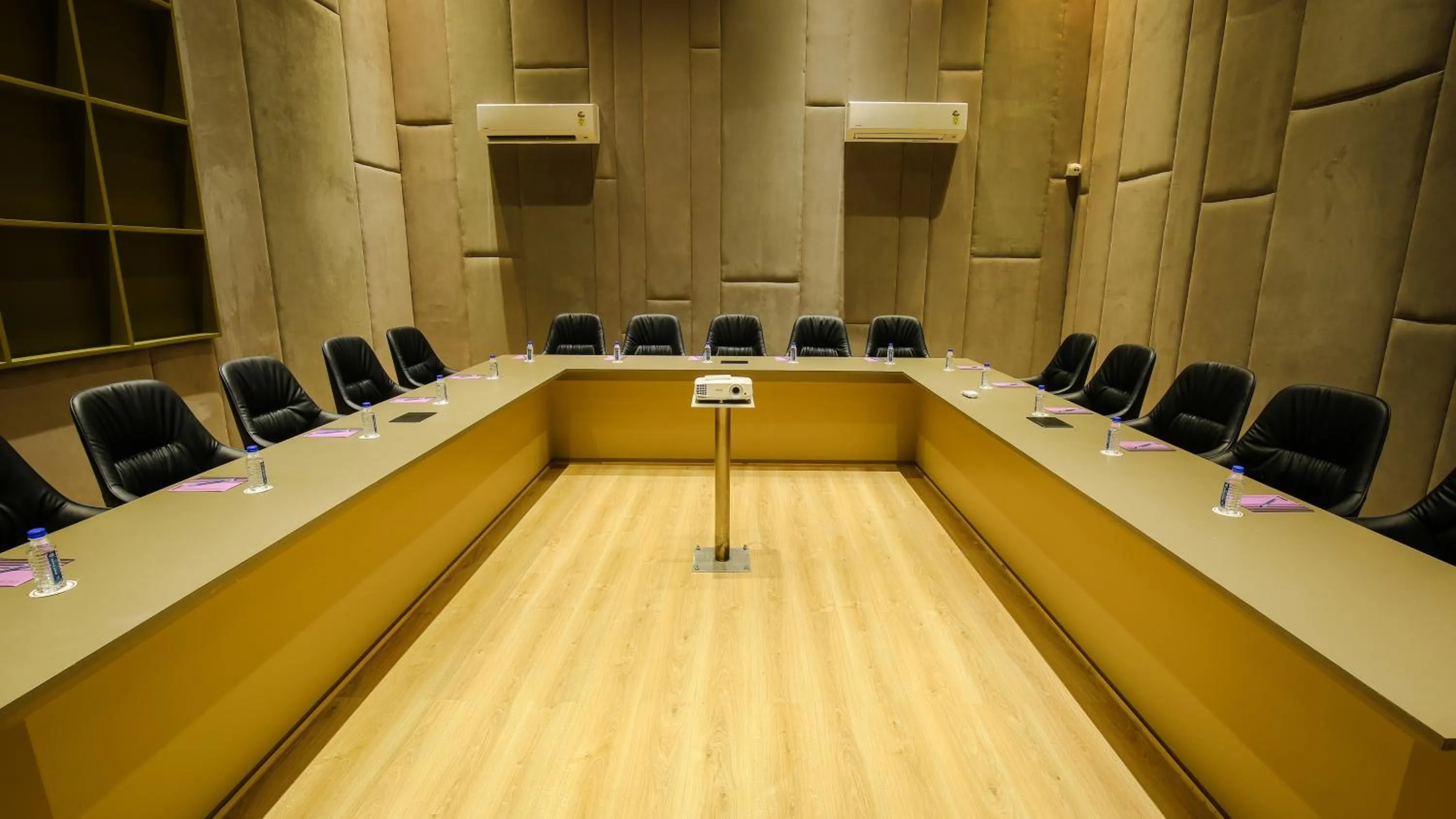 Meeting/conference room in The Weekend Address