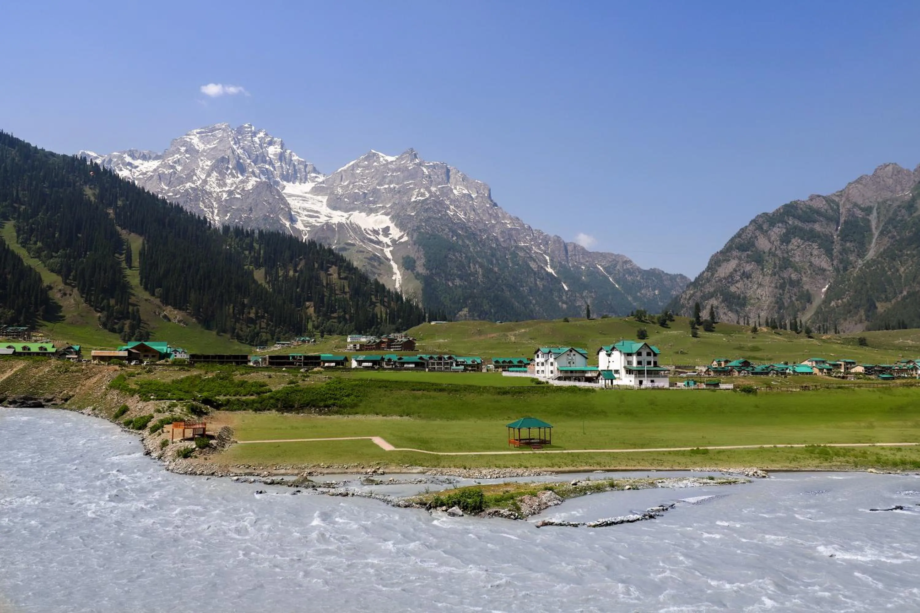 Lemon Tree Hotel, Sonmarg by the Riverside