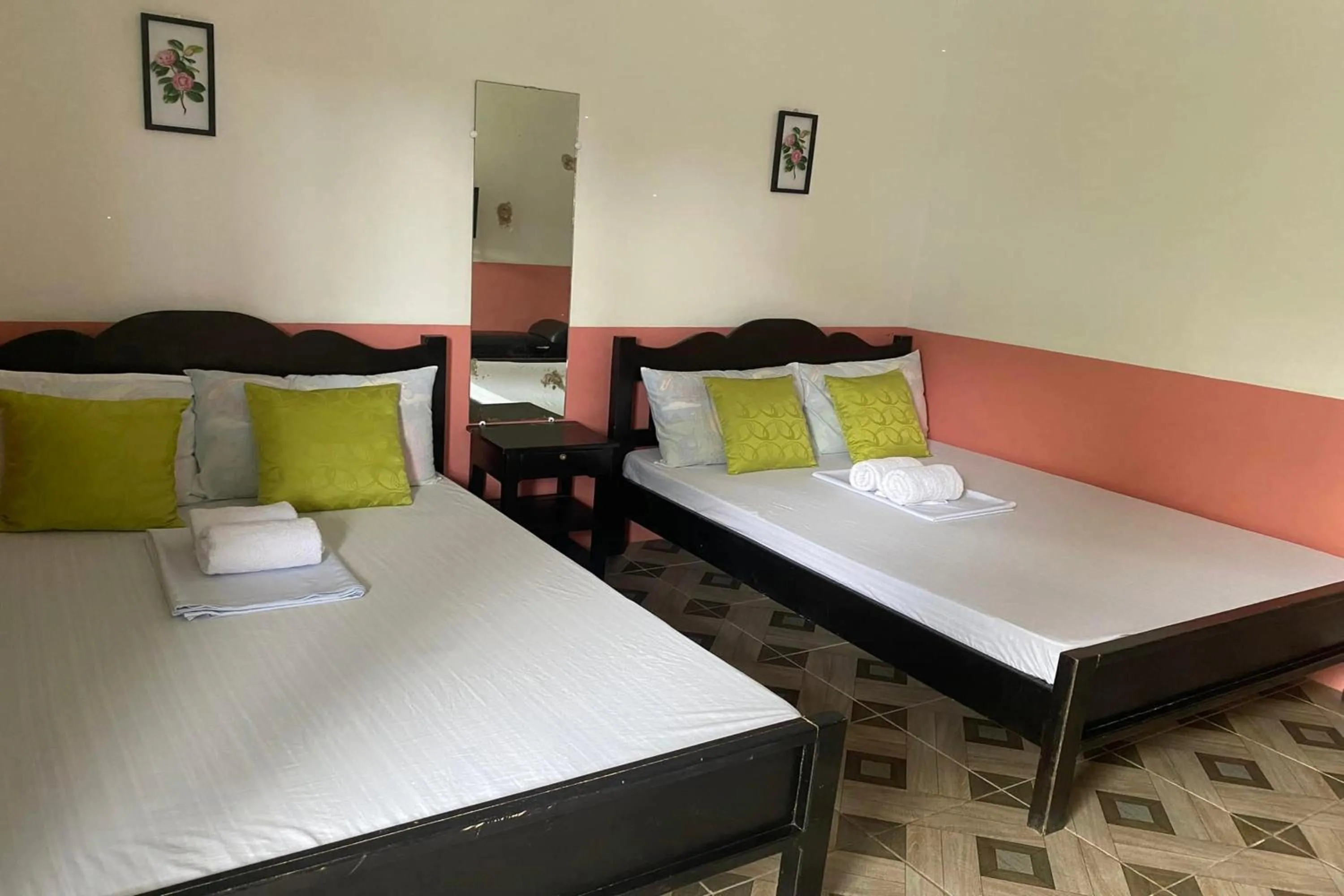 Photo of the whole room, Bed in Jamjen's Lodge