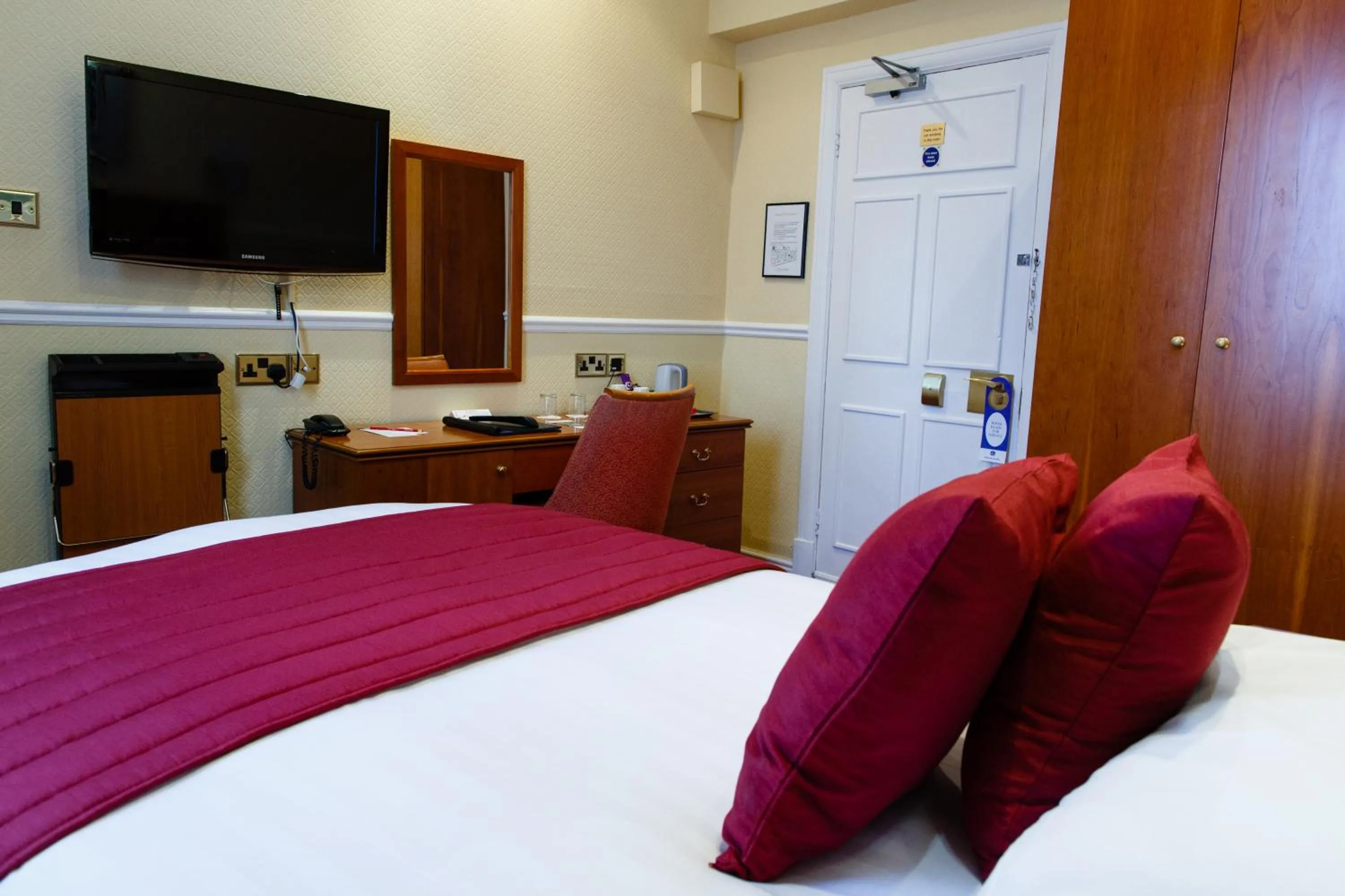 Bedroom, Bed in Best Western Lichfield City Centre The George Hotel