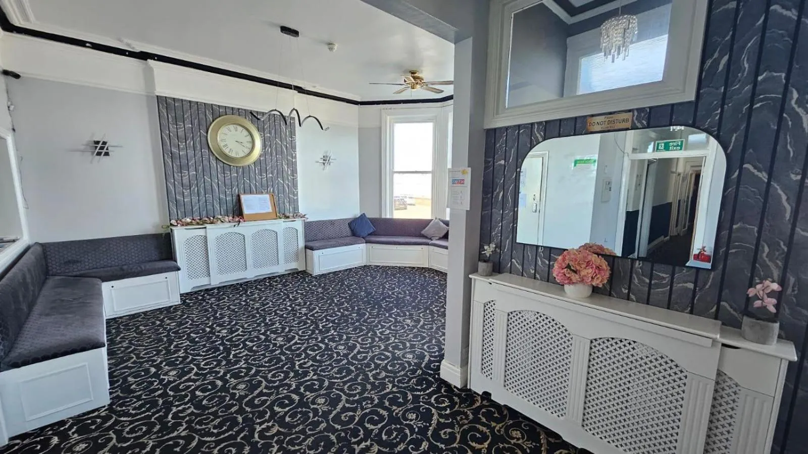 Lobby or reception in OYO Marine Parade Hotel, Eastbourne Pier