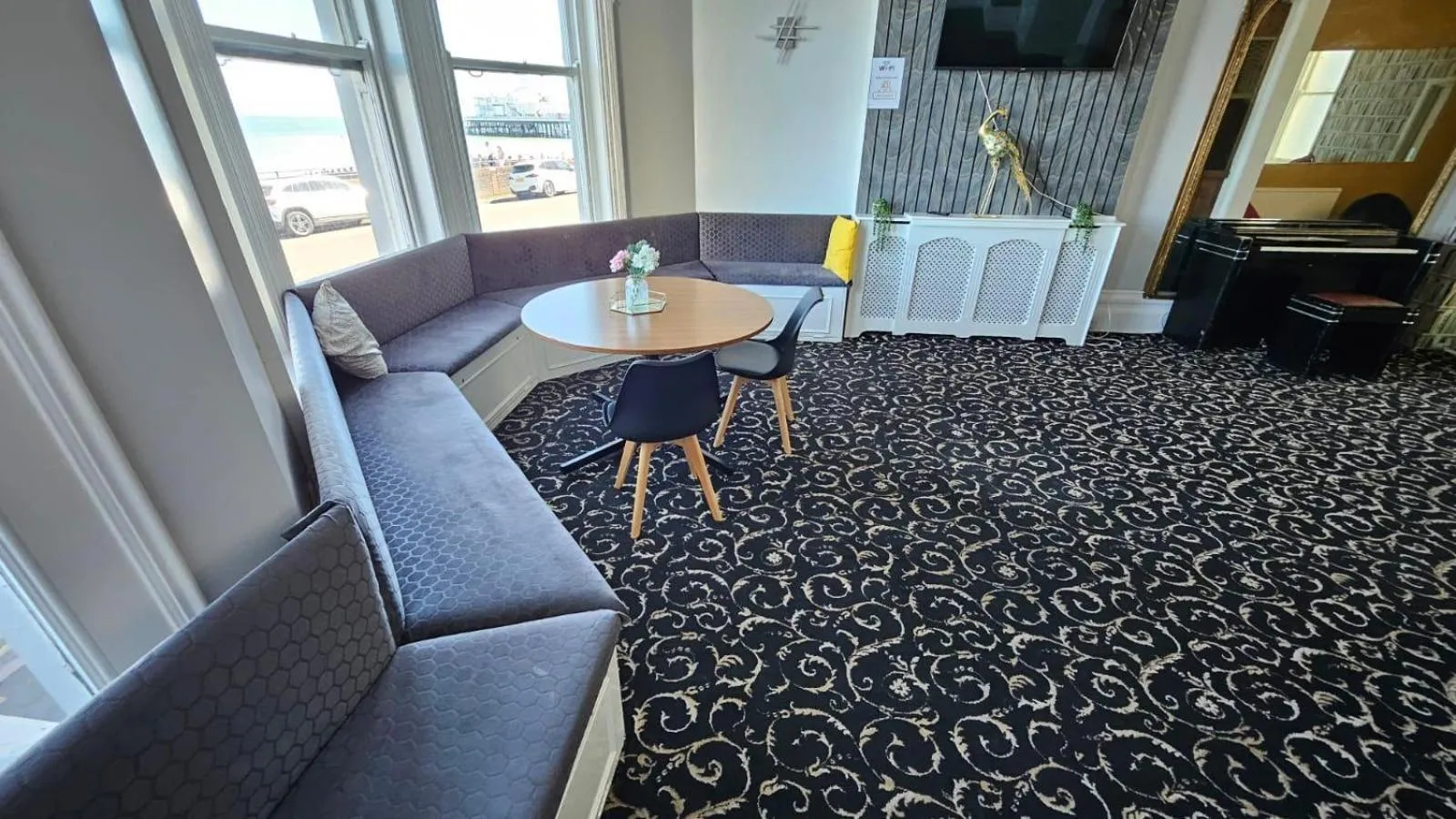 Lobby or reception in OYO Marine Parade Hotel, Eastbourne Pier
