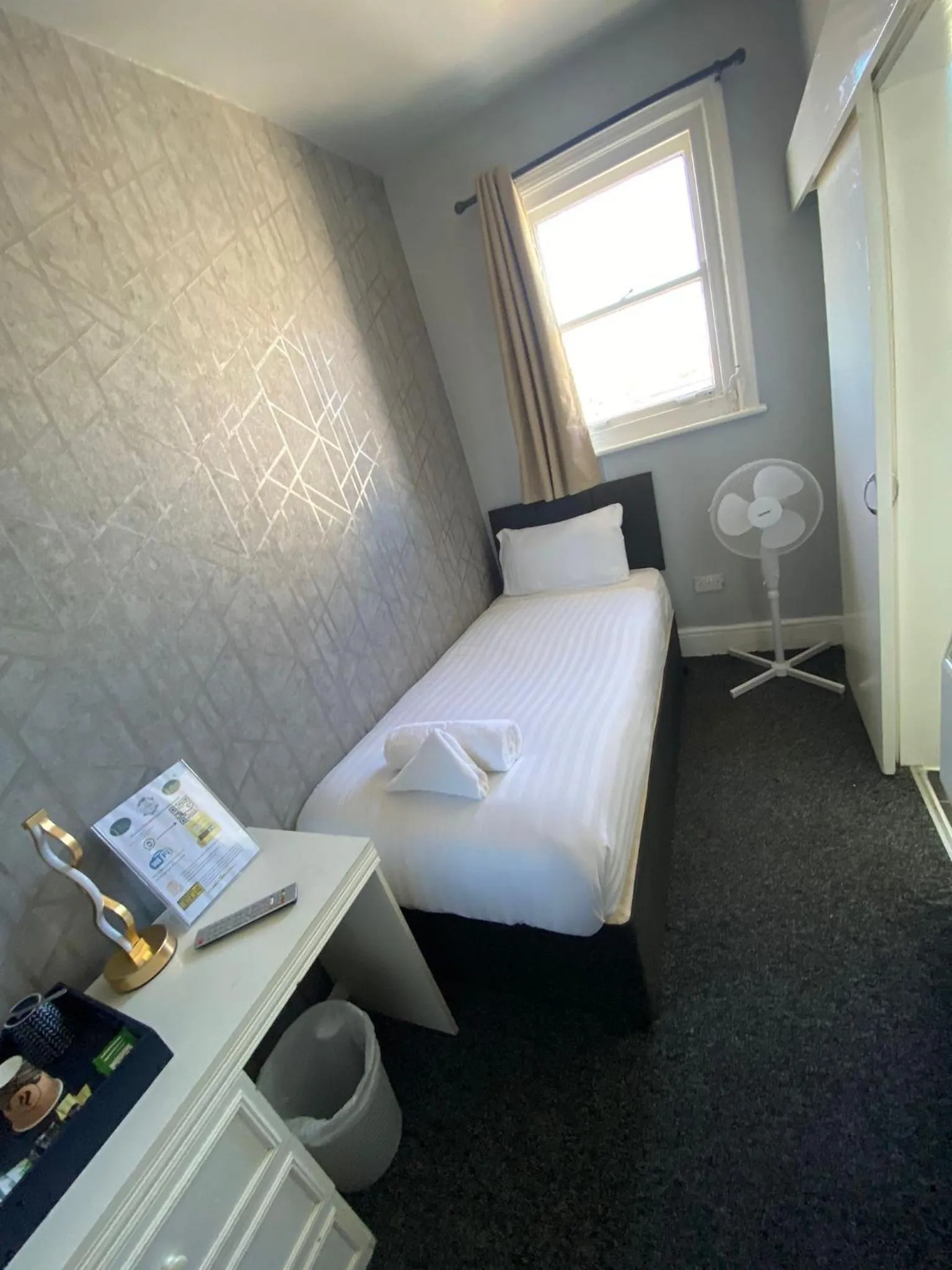 Bedroom in OYO Marine Parade Hotel, Eastbourne Pier