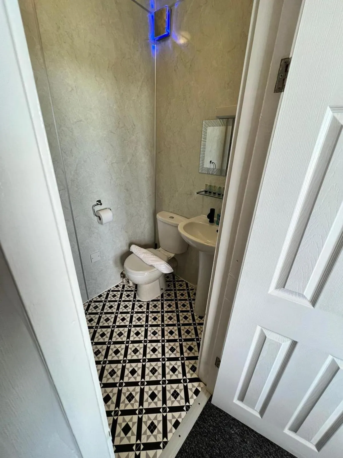 Bathroom in OYO Marine Parade Hotel, Eastbourne Pier