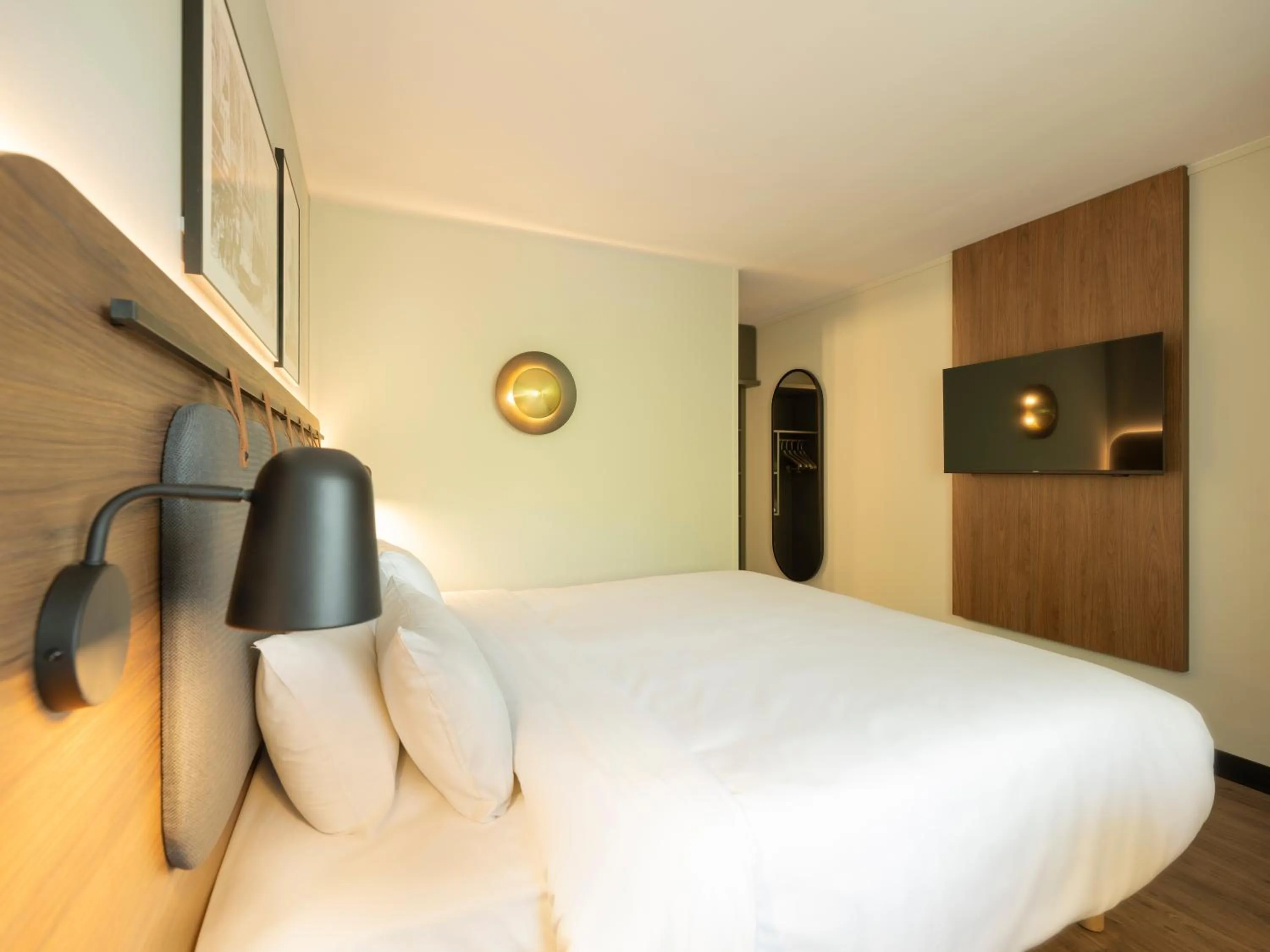 Bedroom, Bed in Campanile Hotel & Restaurant Amsterdam Zuid-Oost