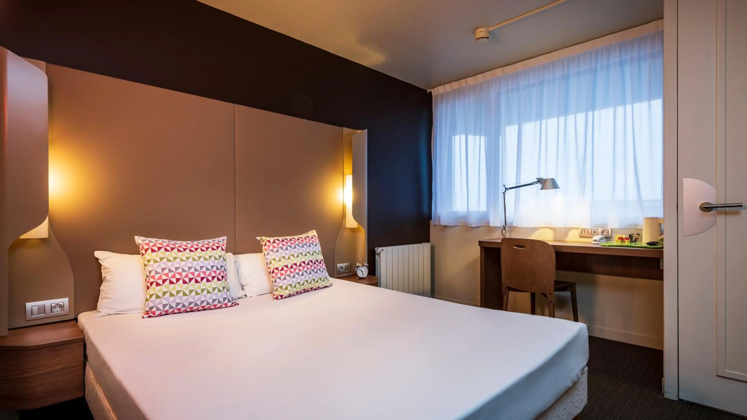 Bedroom, Bed in Campanile Hotel & Restaurant Amsterdam Zuid-Oost