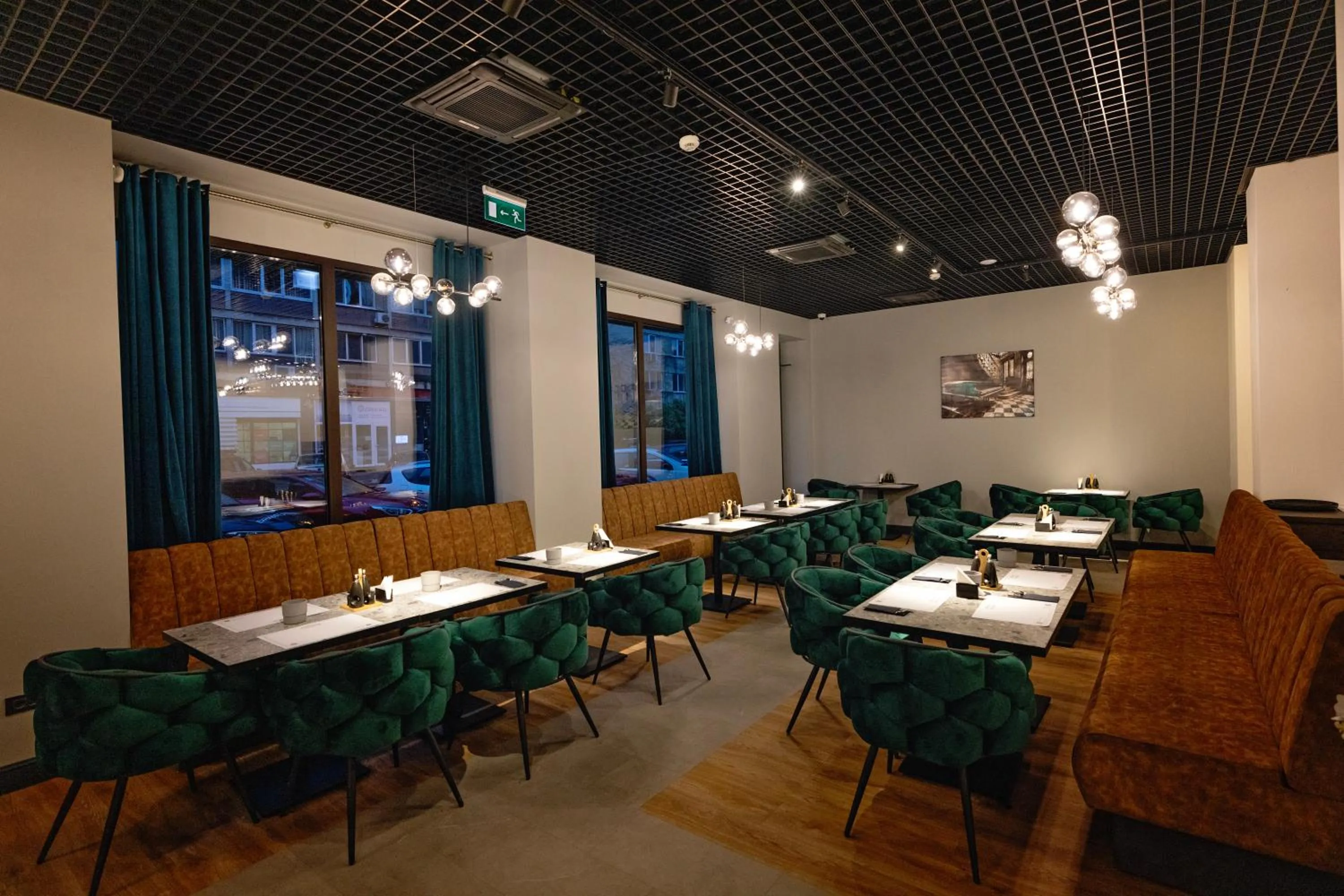 Restaurant/places to eat in Opera Hotel