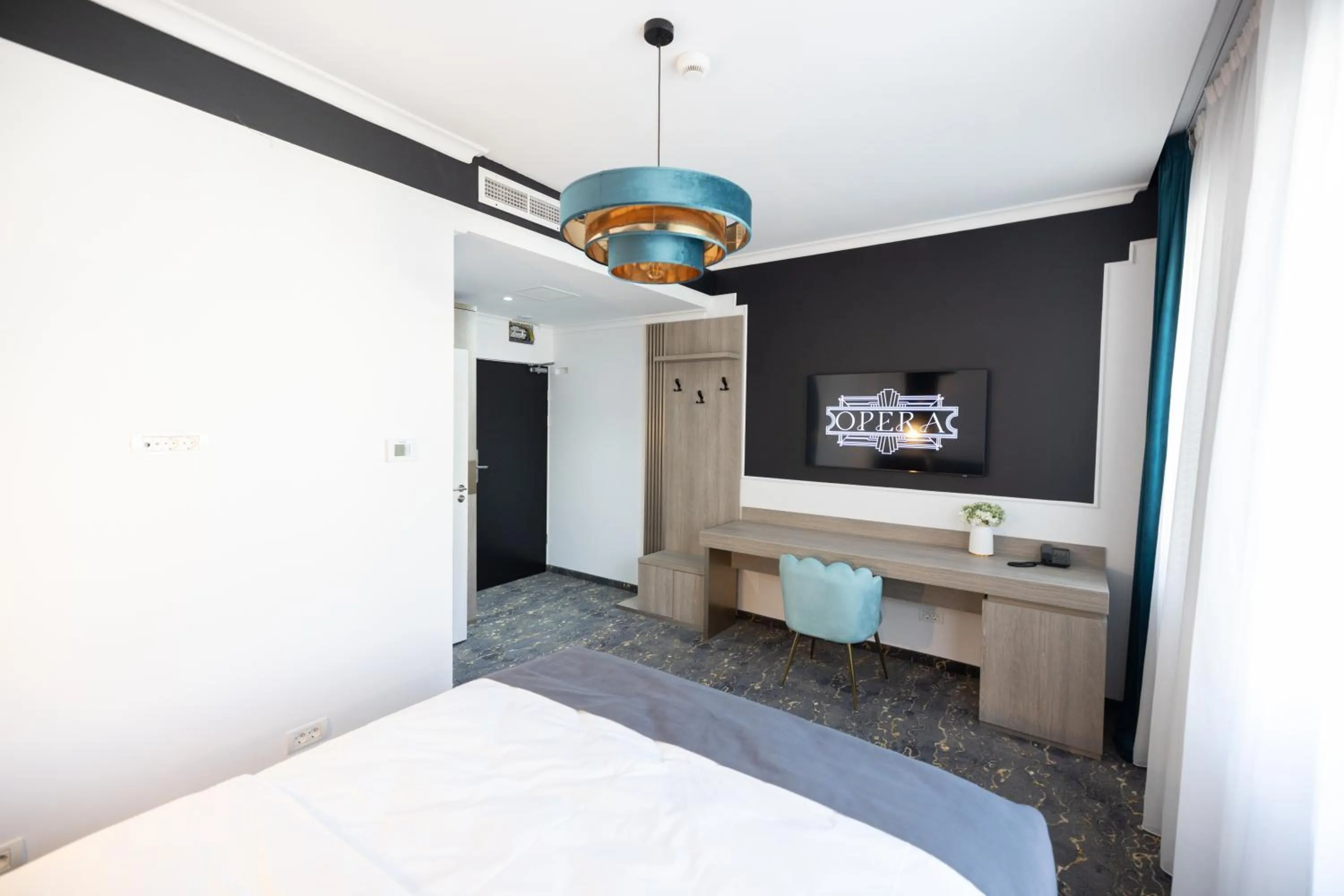 hair dresser, Bed in Opera Hotel