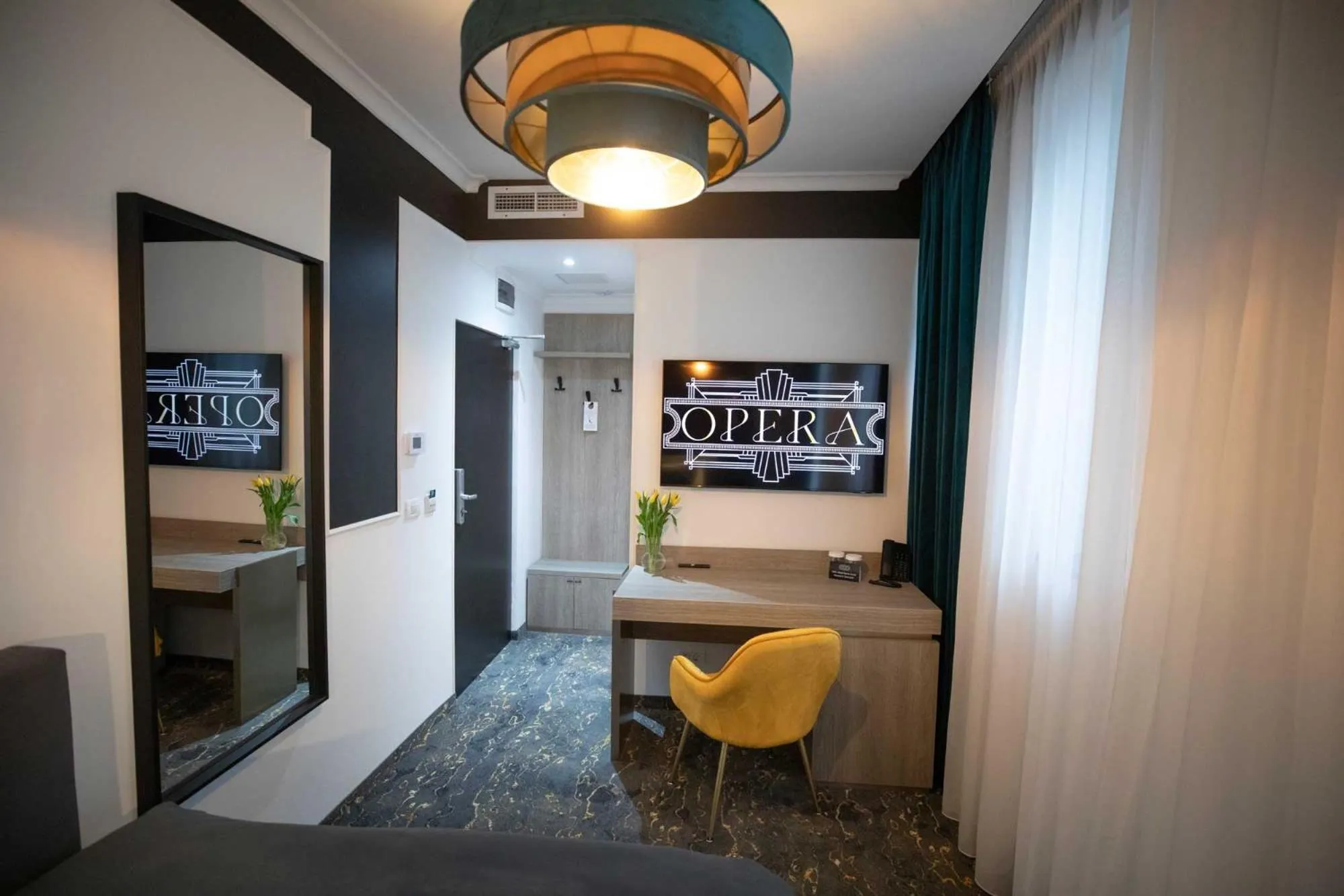 Seating area, Bed in Opera Hotel