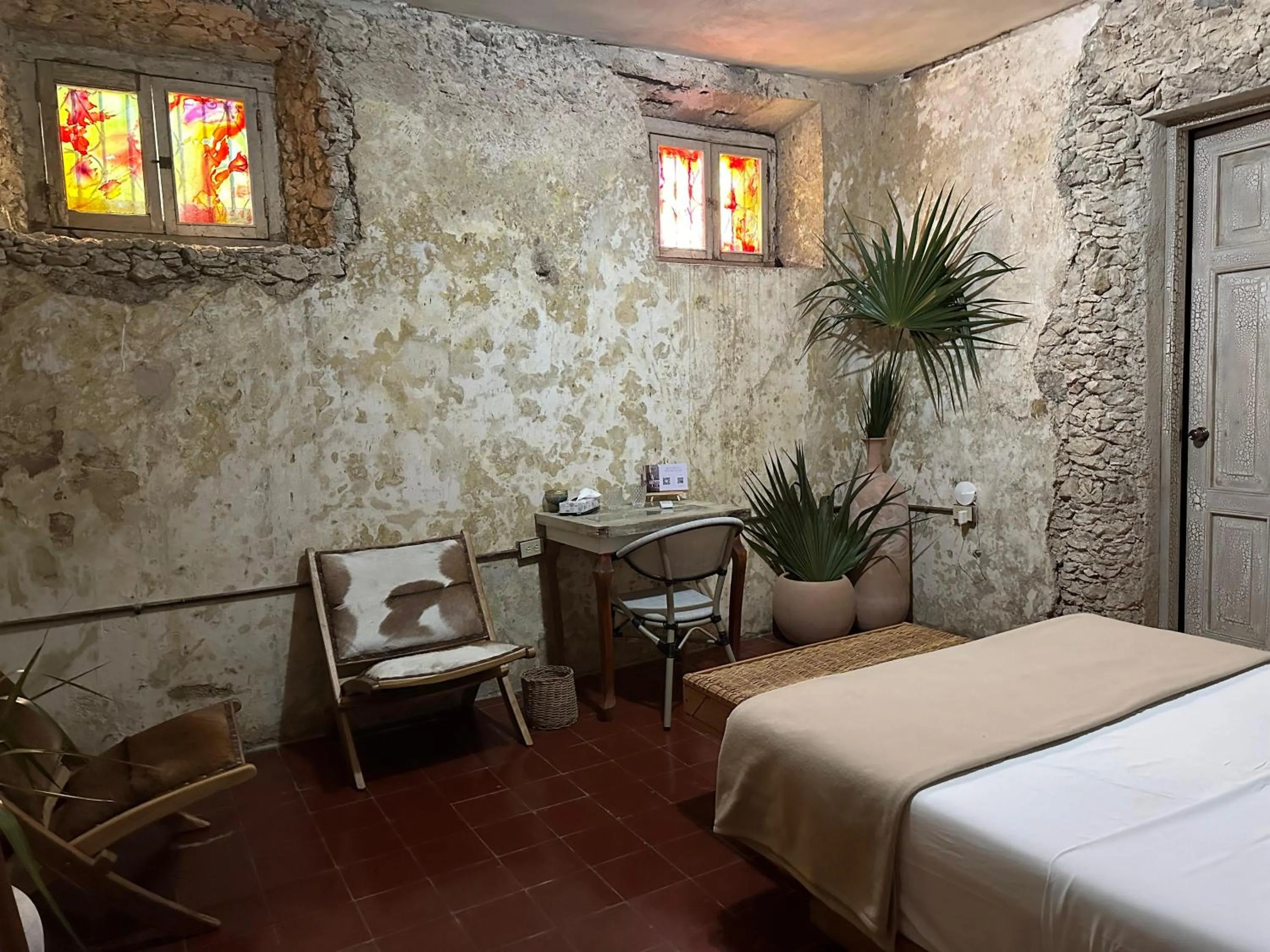 Seating area, Bed in Historic House Hotel boutique