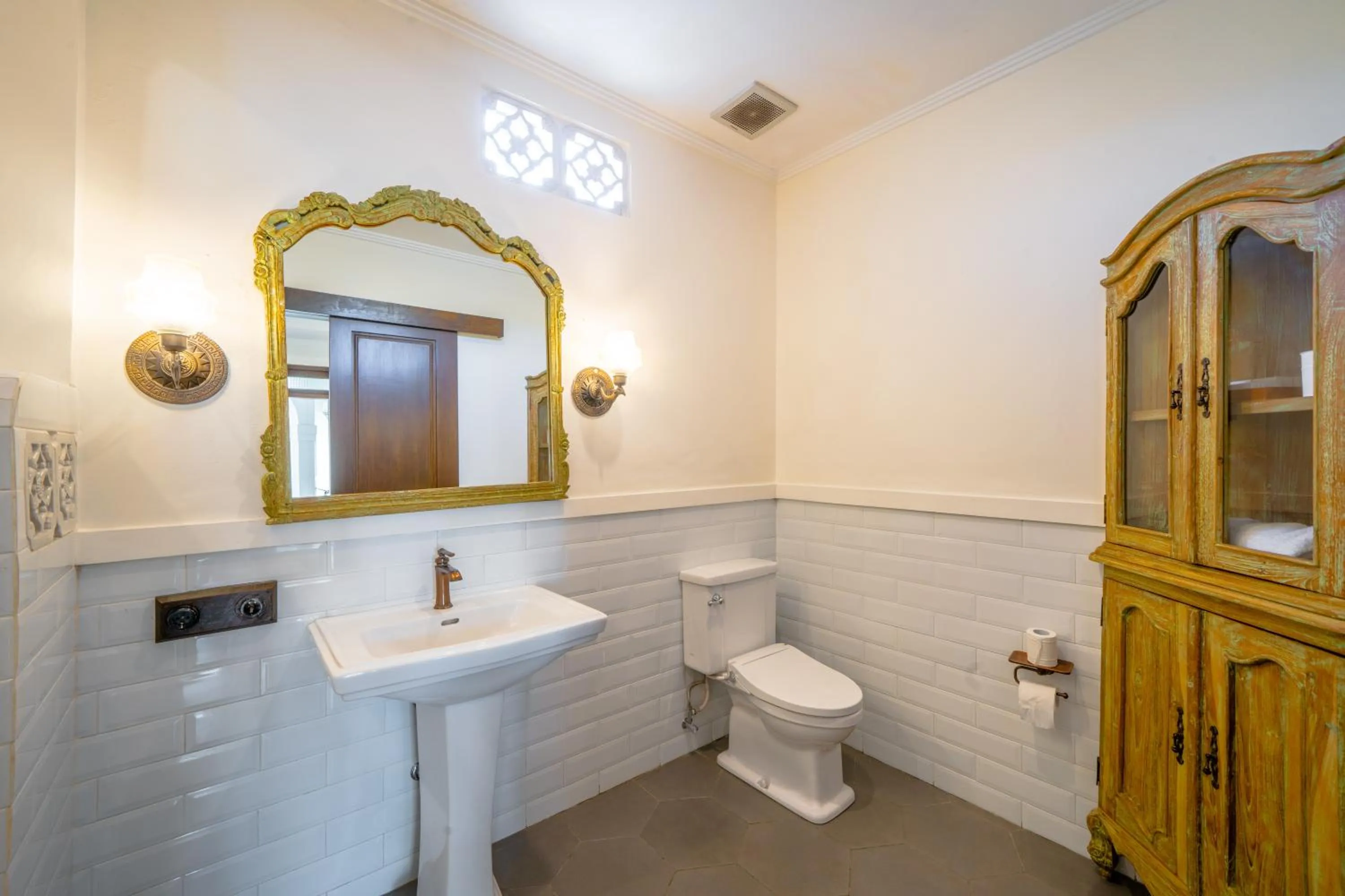 Toilet in Pitaloka Hotel Sanur By DeWizZ Management