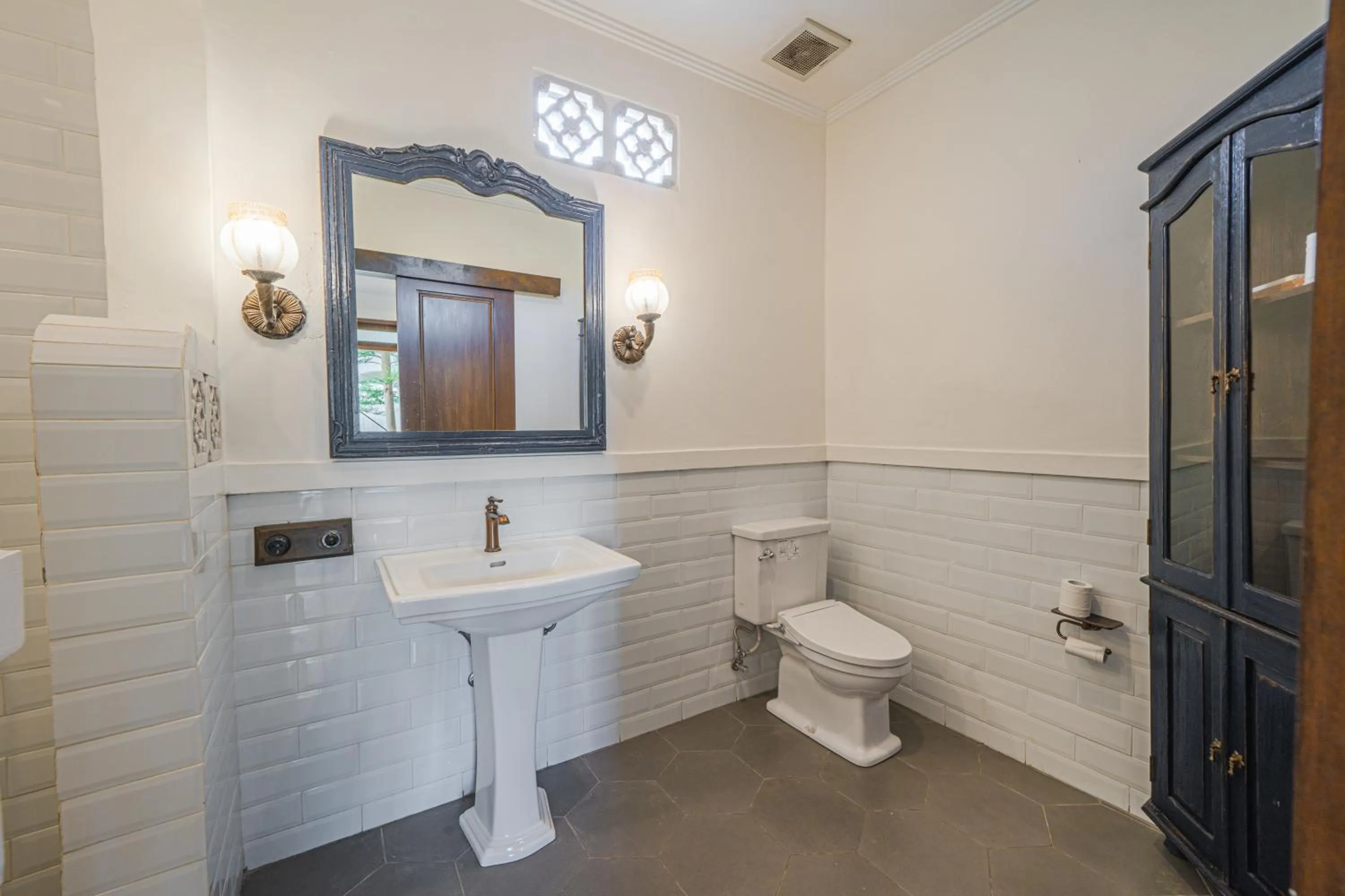 Toilet in Pitaloka Hotel Sanur By DeWizZ Management