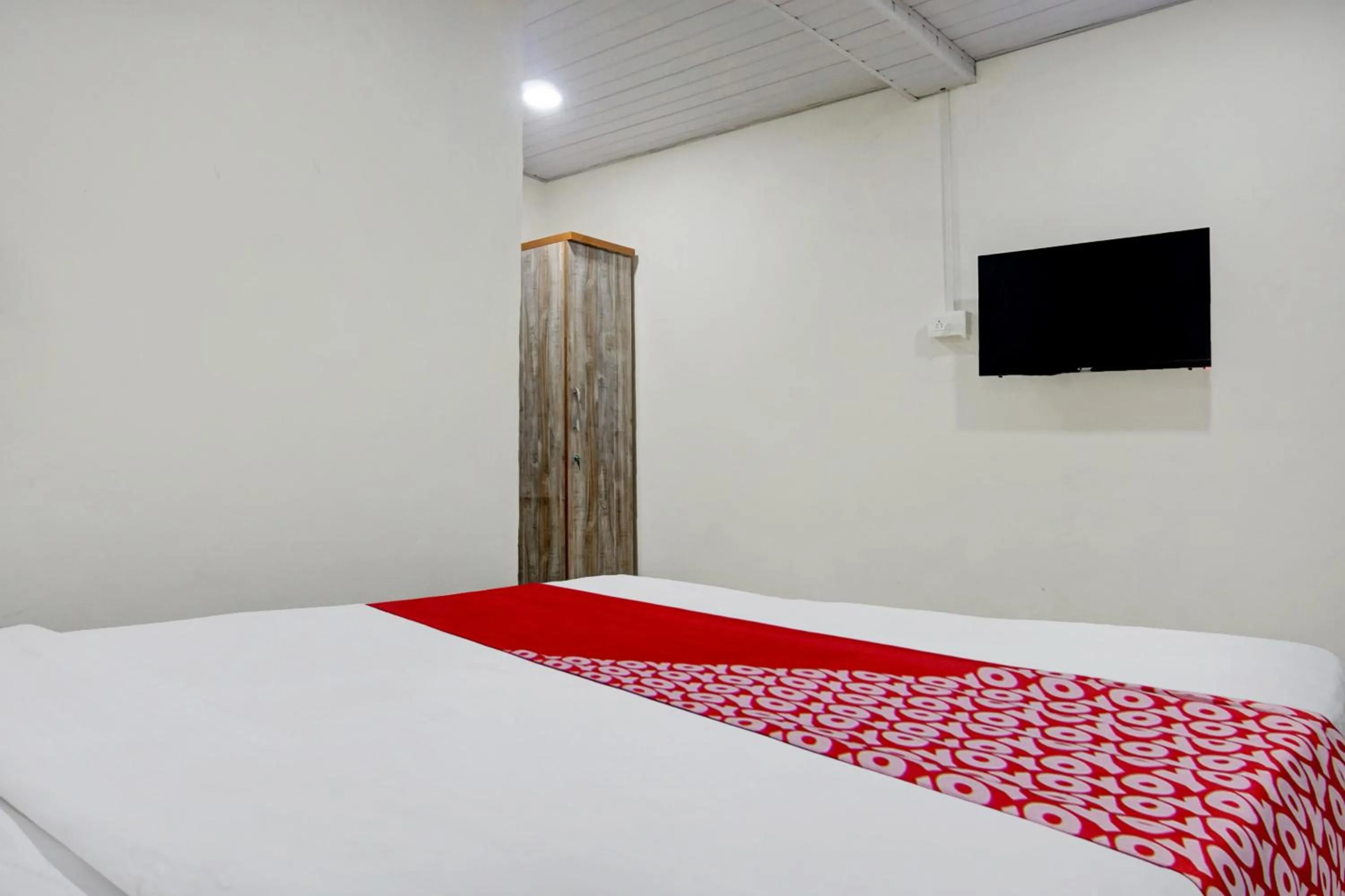 Facade/entrance, Bed in Hotel O Metro View