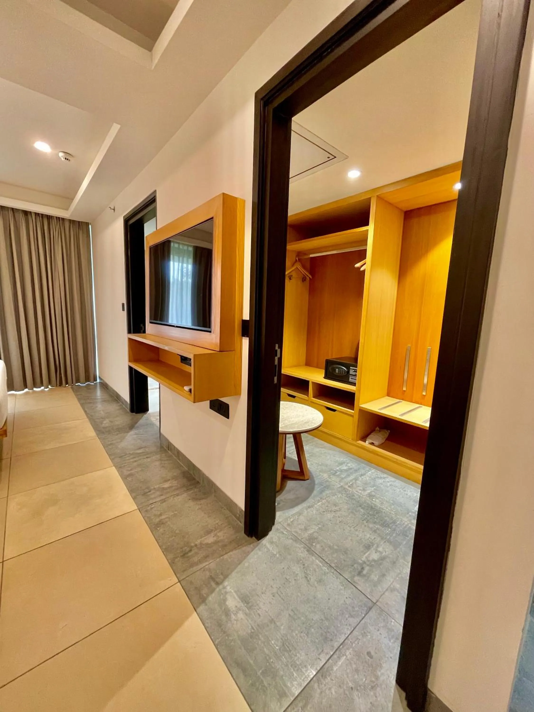 wardrobe, Bed in Best Western Maharani Bagh New Delhi