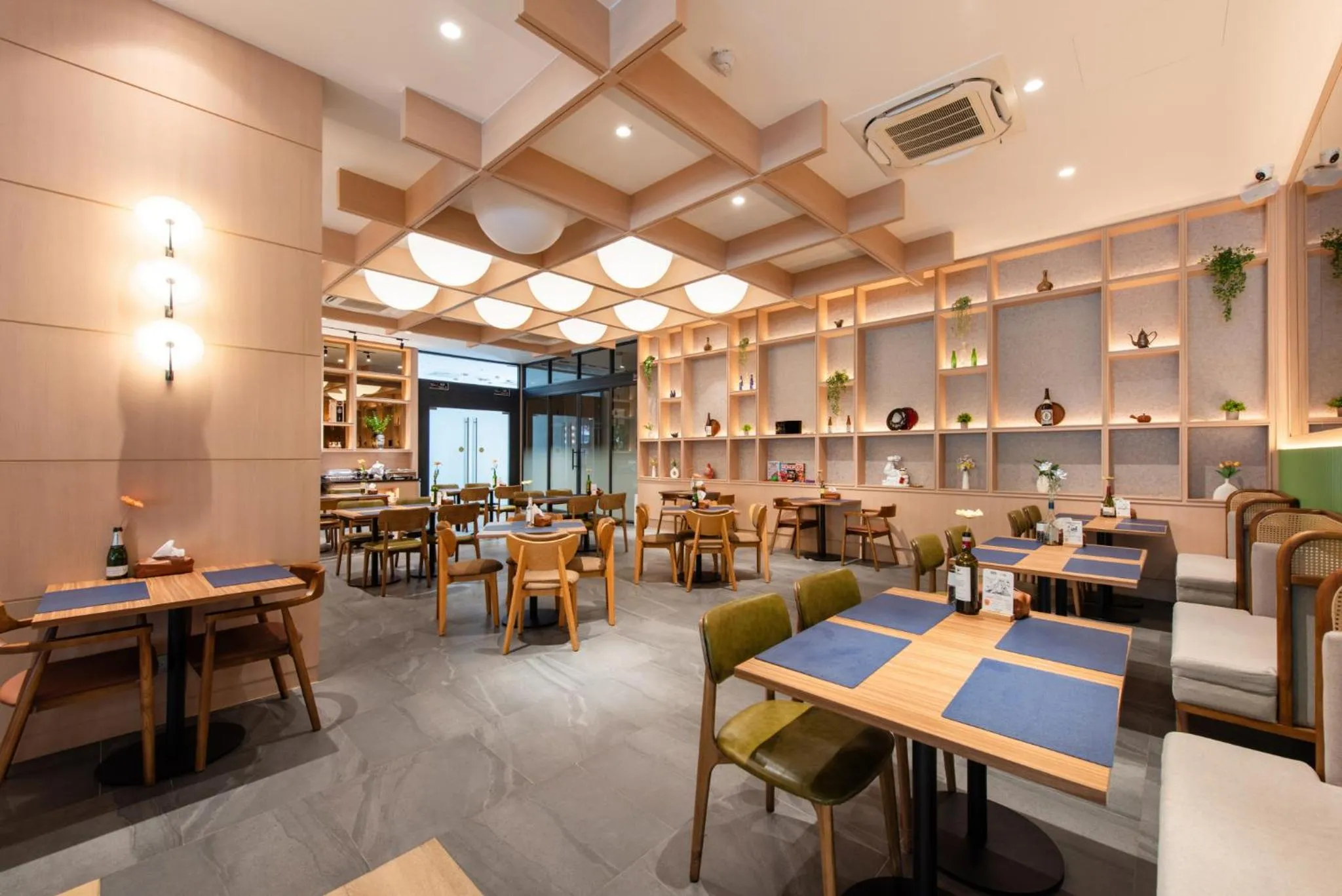 Restaurant/places to eat in Salaya One Hotel & Service Apartment