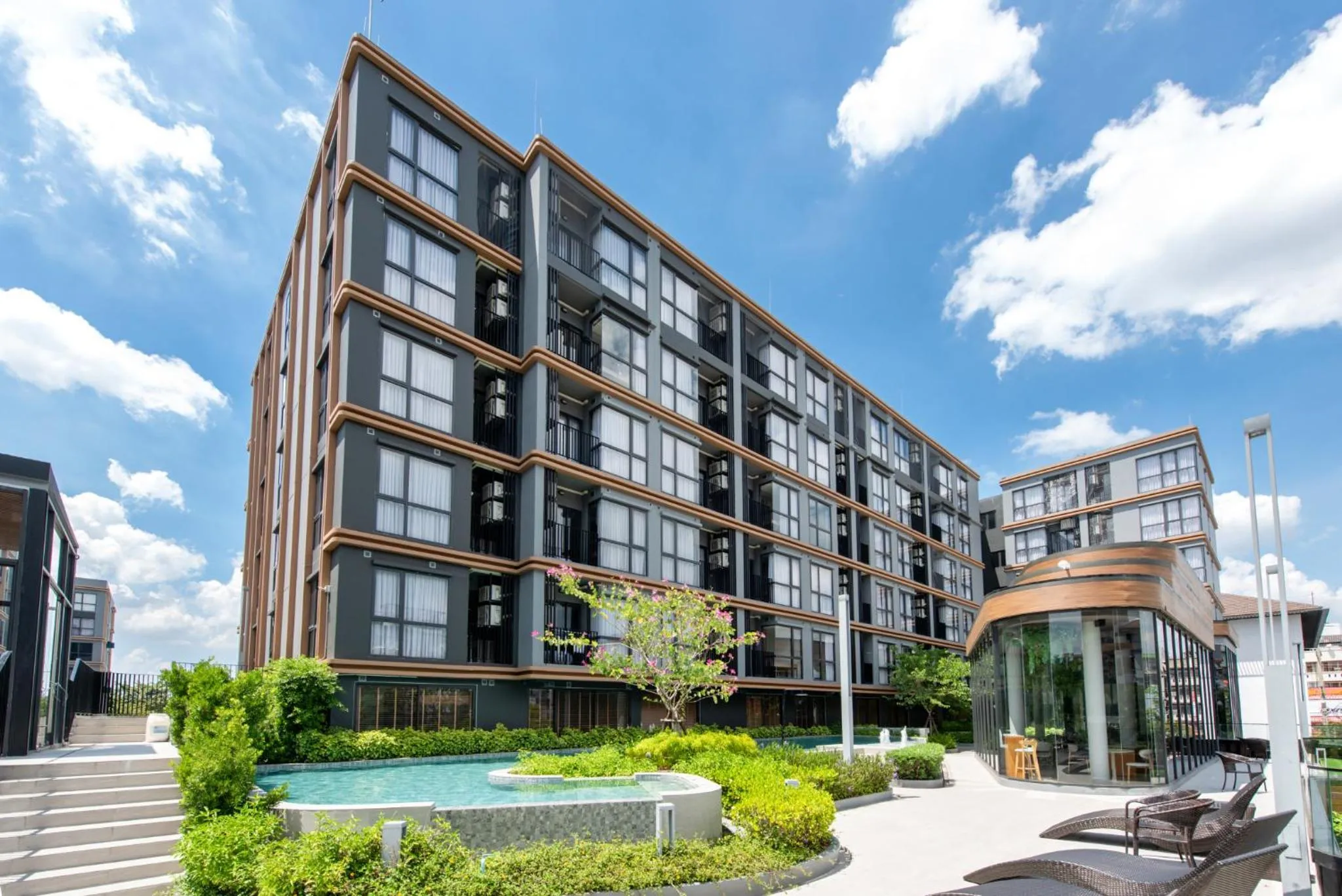 Swimming pool in Salaya One Hotel & Service Apartment