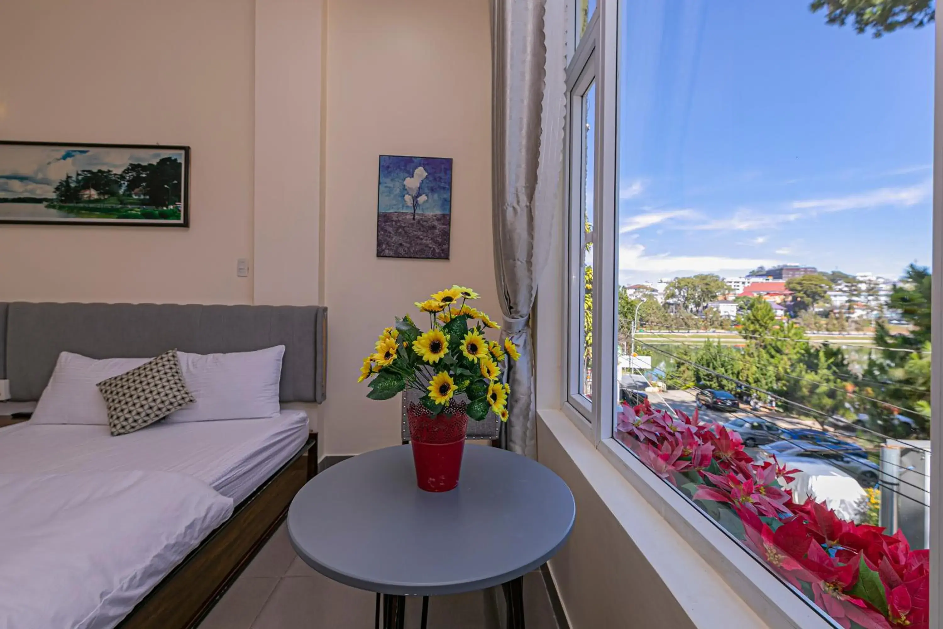 Quadruple Room with Lake View in Thang Lap Hotel Quadruple Room with Lake View in Thang Lap Hotel