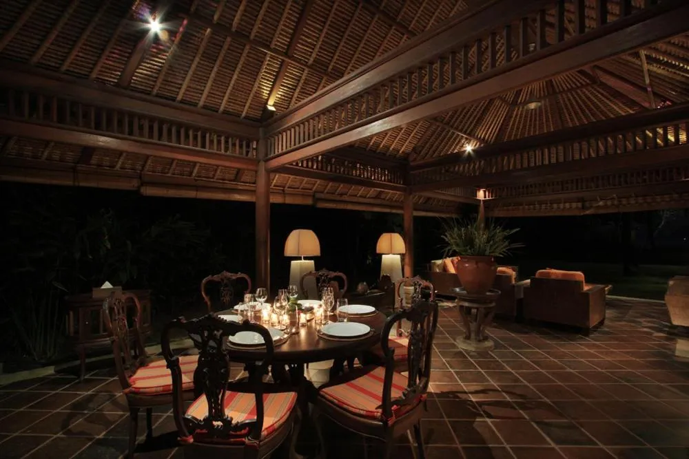 Restaurant/places to eat in Villa Hanani