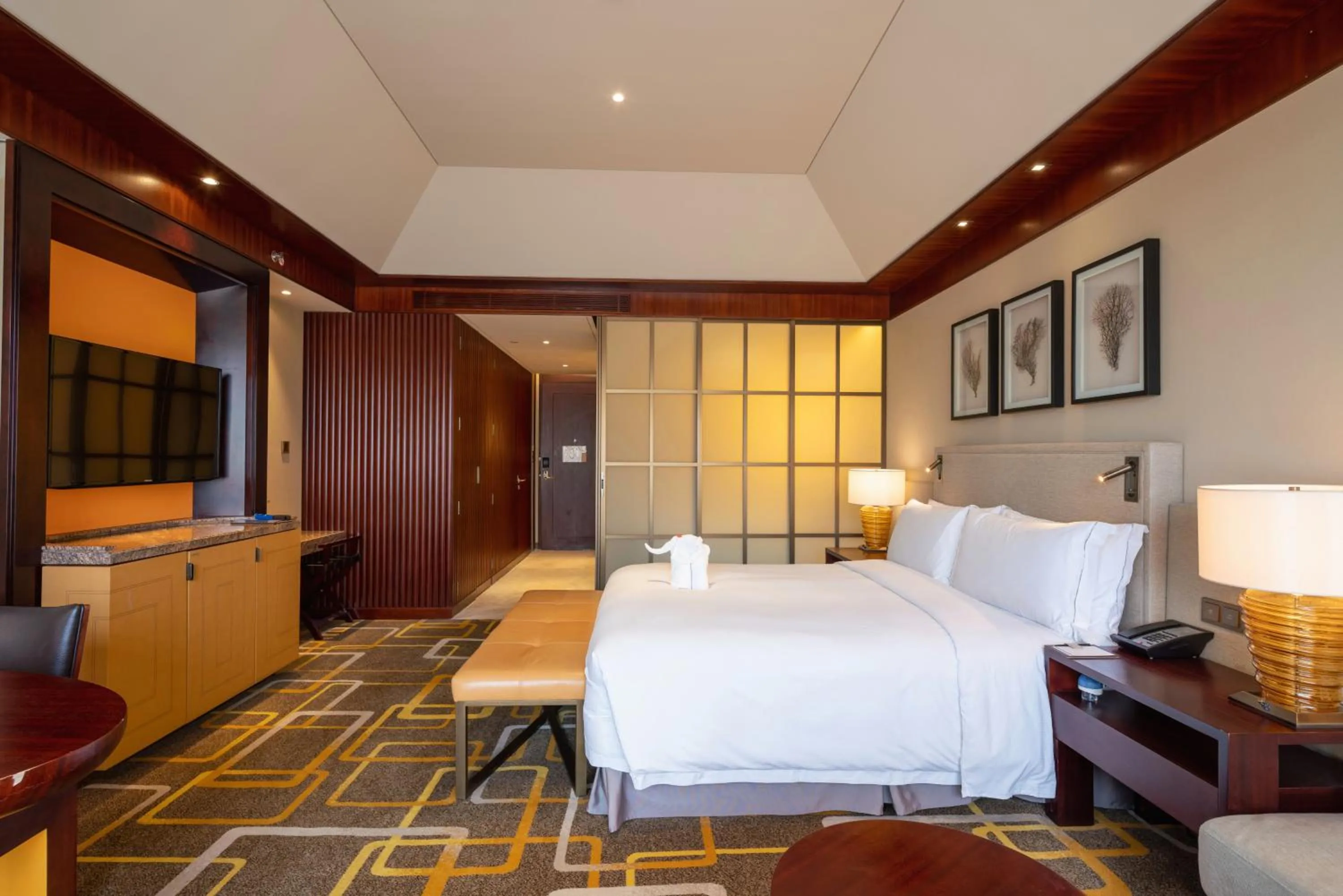 Bed in Hilton Qingdao Golden Beach 丨 10 mins' walk to Golden Beach and Beer City