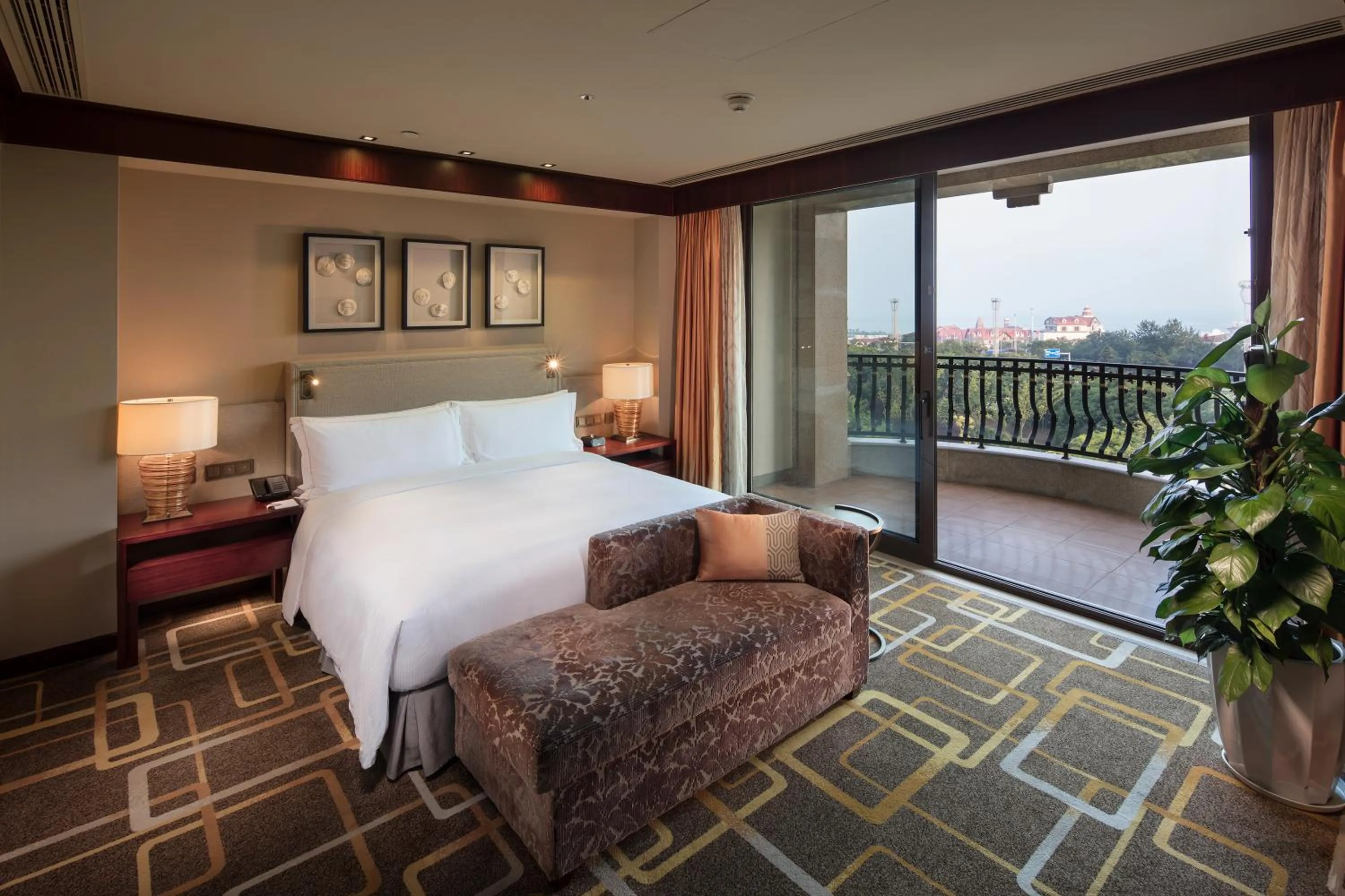 Bed in Hilton Qingdao Golden Beach 丨 10 mins' walk to Golden Beach and Beer City